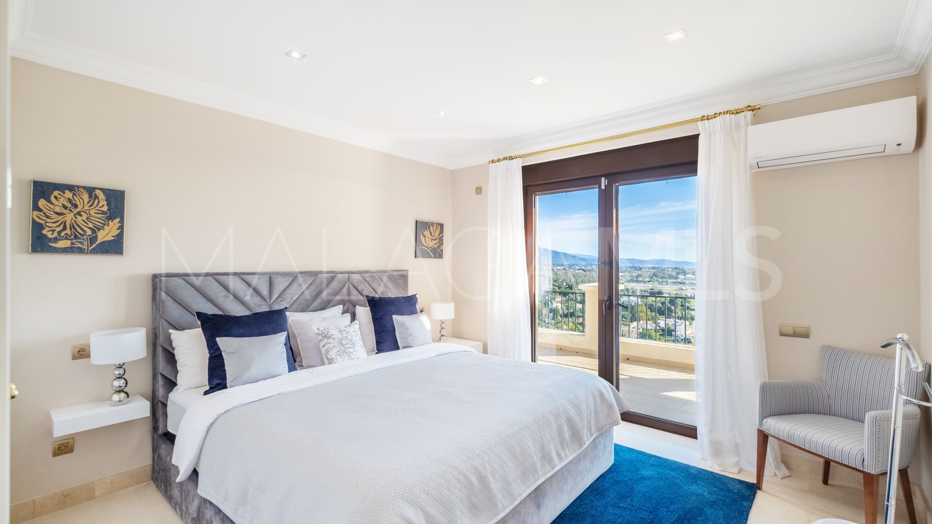 Villa for sale in Altos del Paraiso