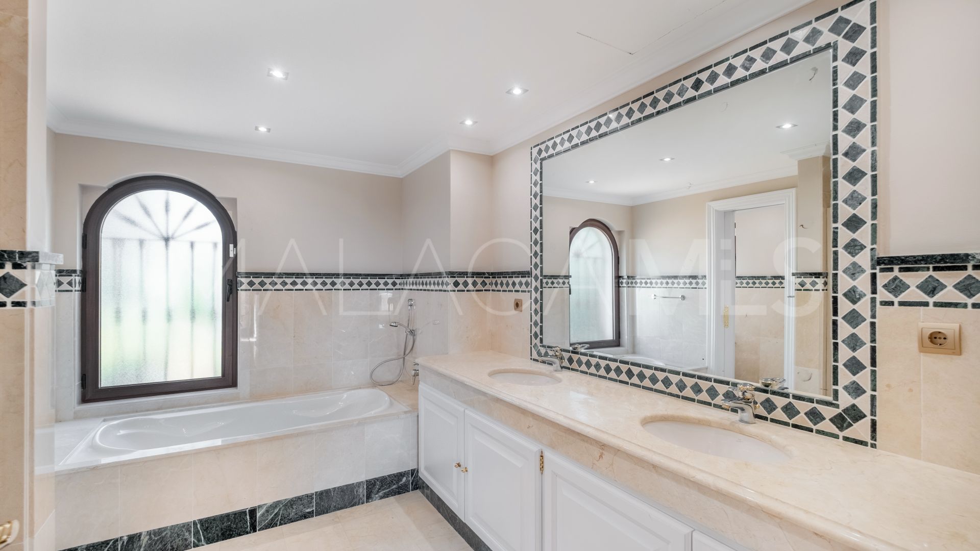 Villa for sale in Altos del Paraiso