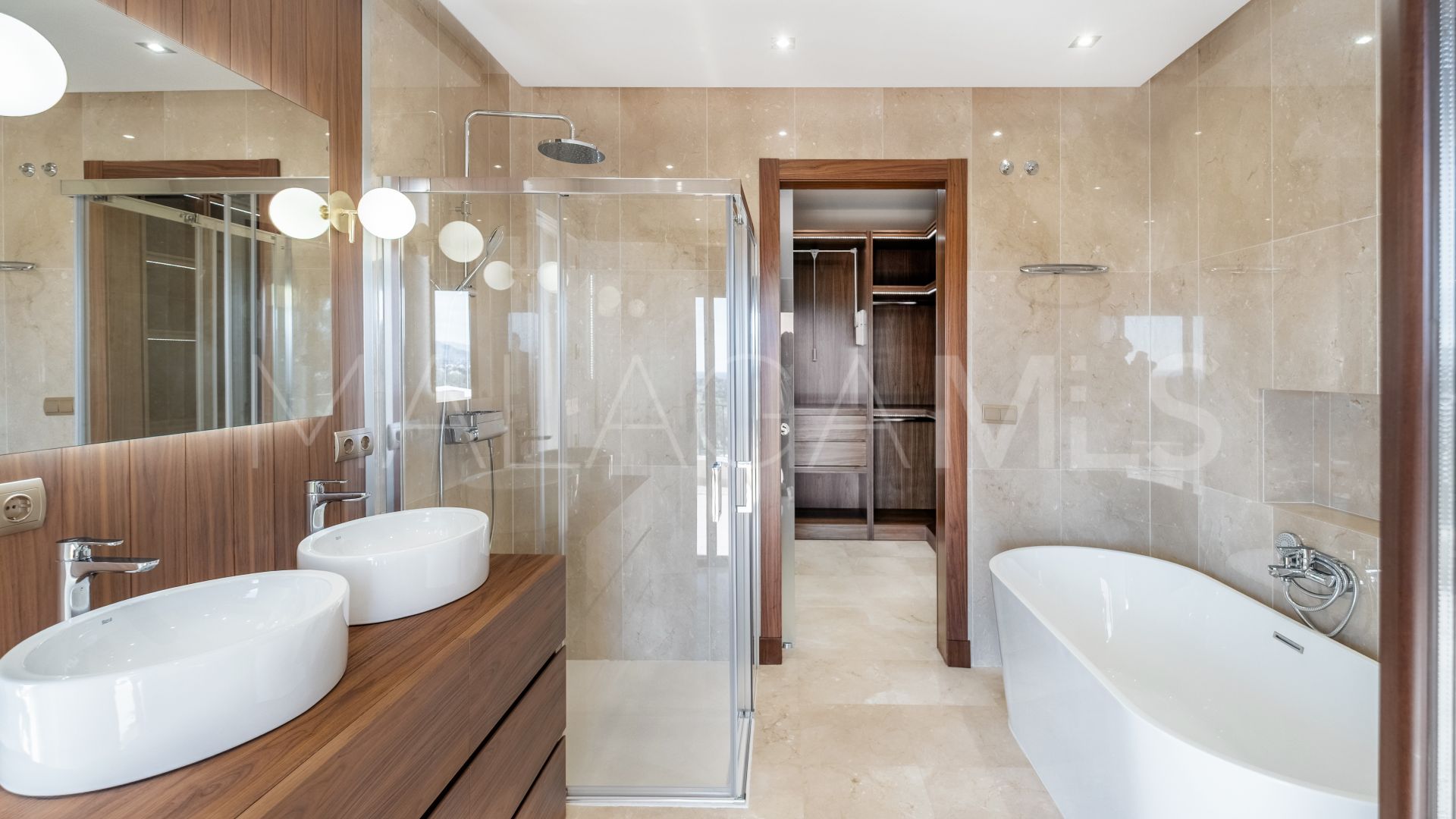 Villa for sale in Altos del Paraiso