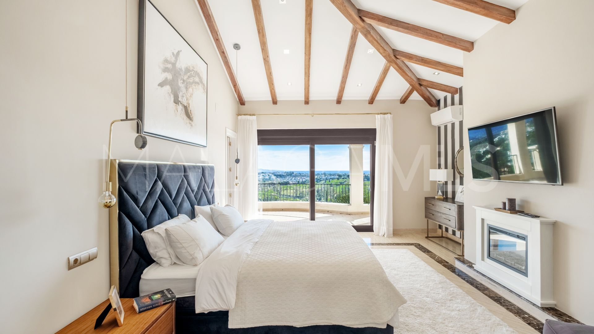 Villa for sale in Altos del Paraiso