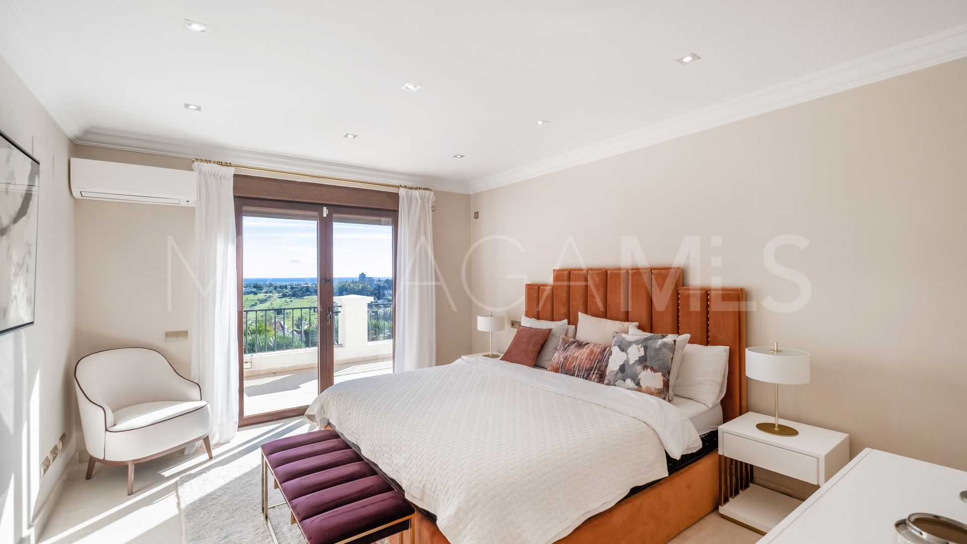 Villa for sale in Altos del Paraiso