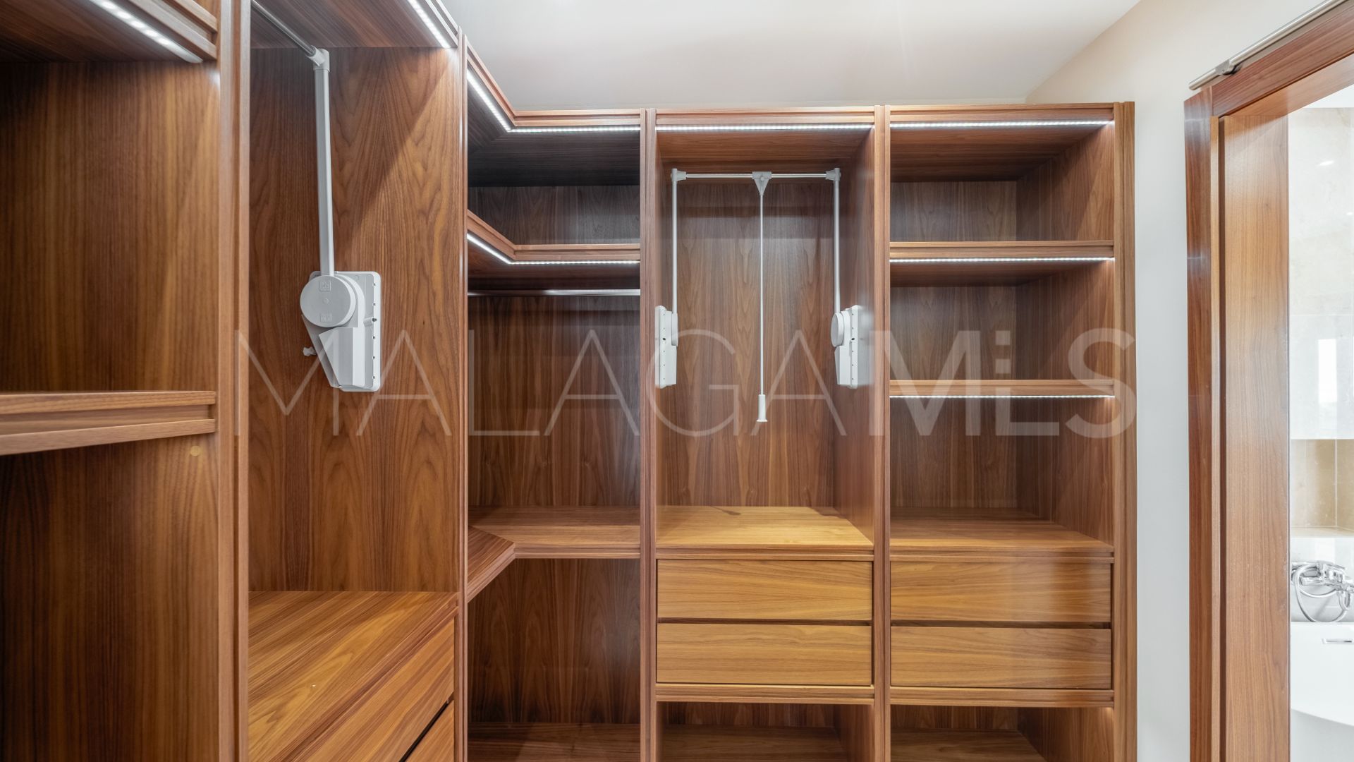 Villa for sale in Altos del Paraiso