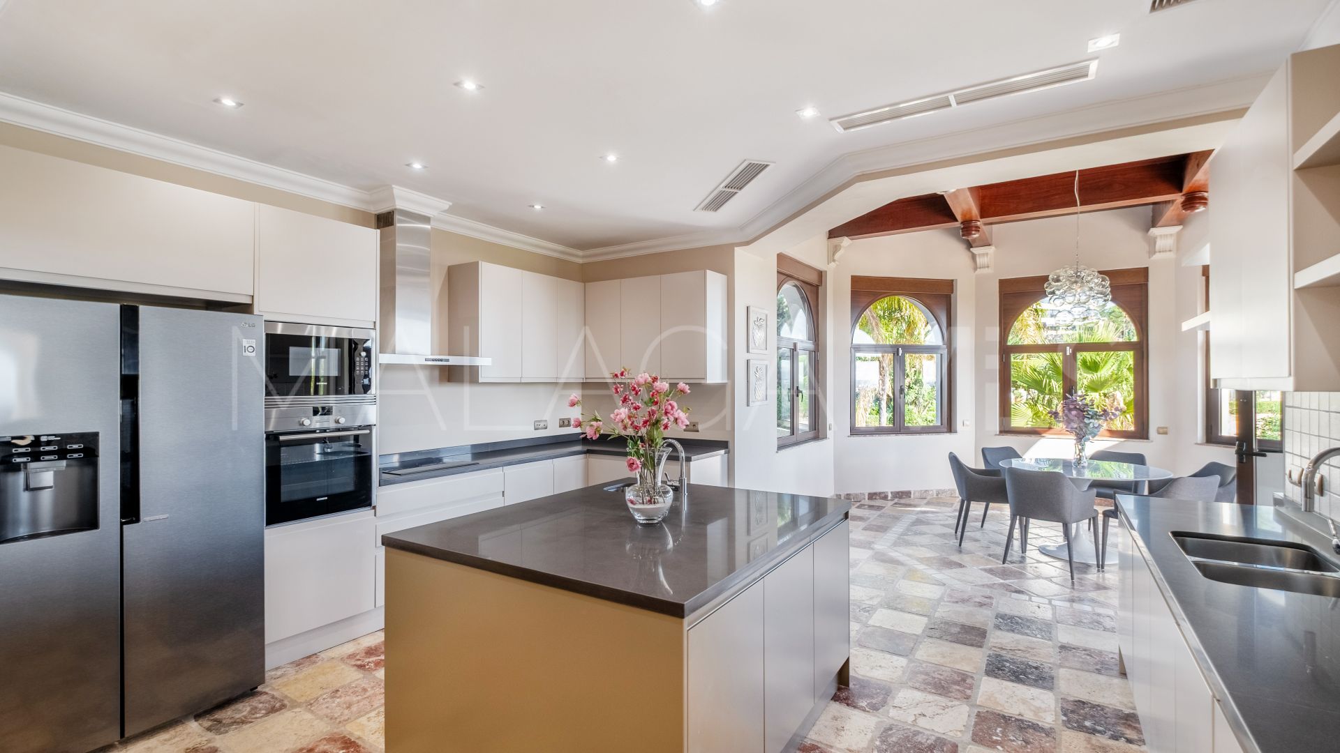 Villa for sale in Altos del Paraiso