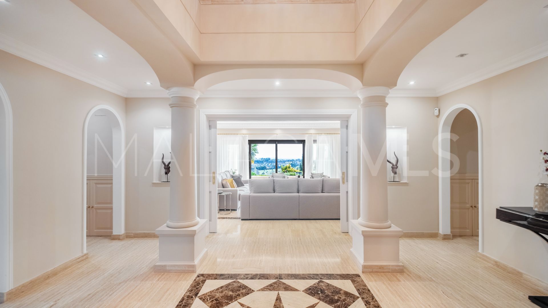 Villa for sale in Altos del Paraiso