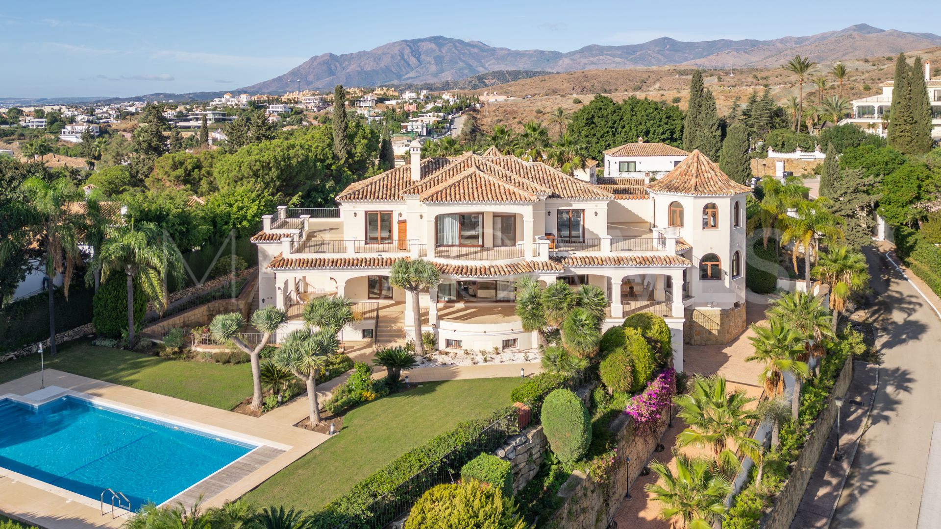 Villa for sale in Altos del Paraiso