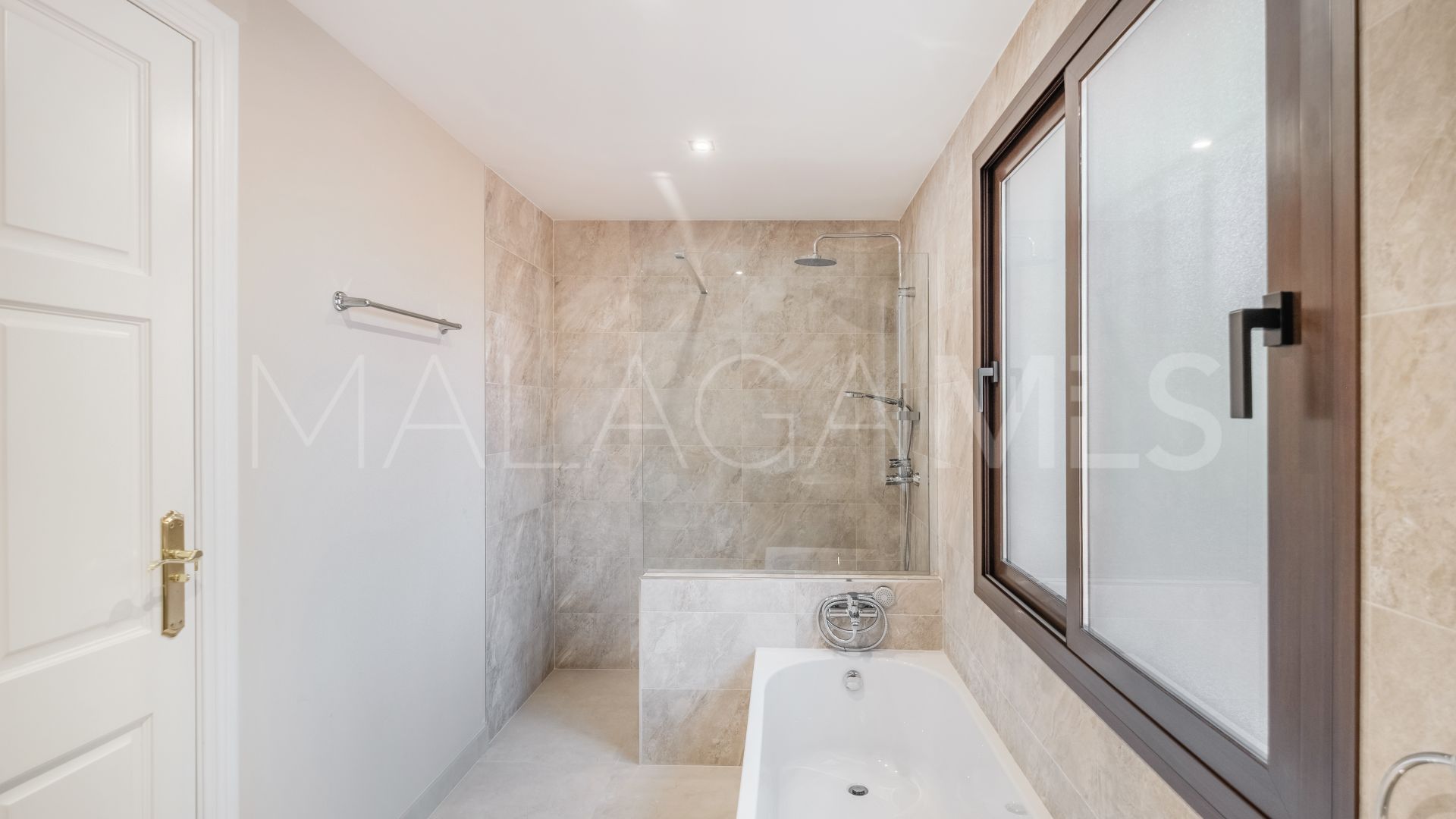 Villa for sale in Altos del Paraiso