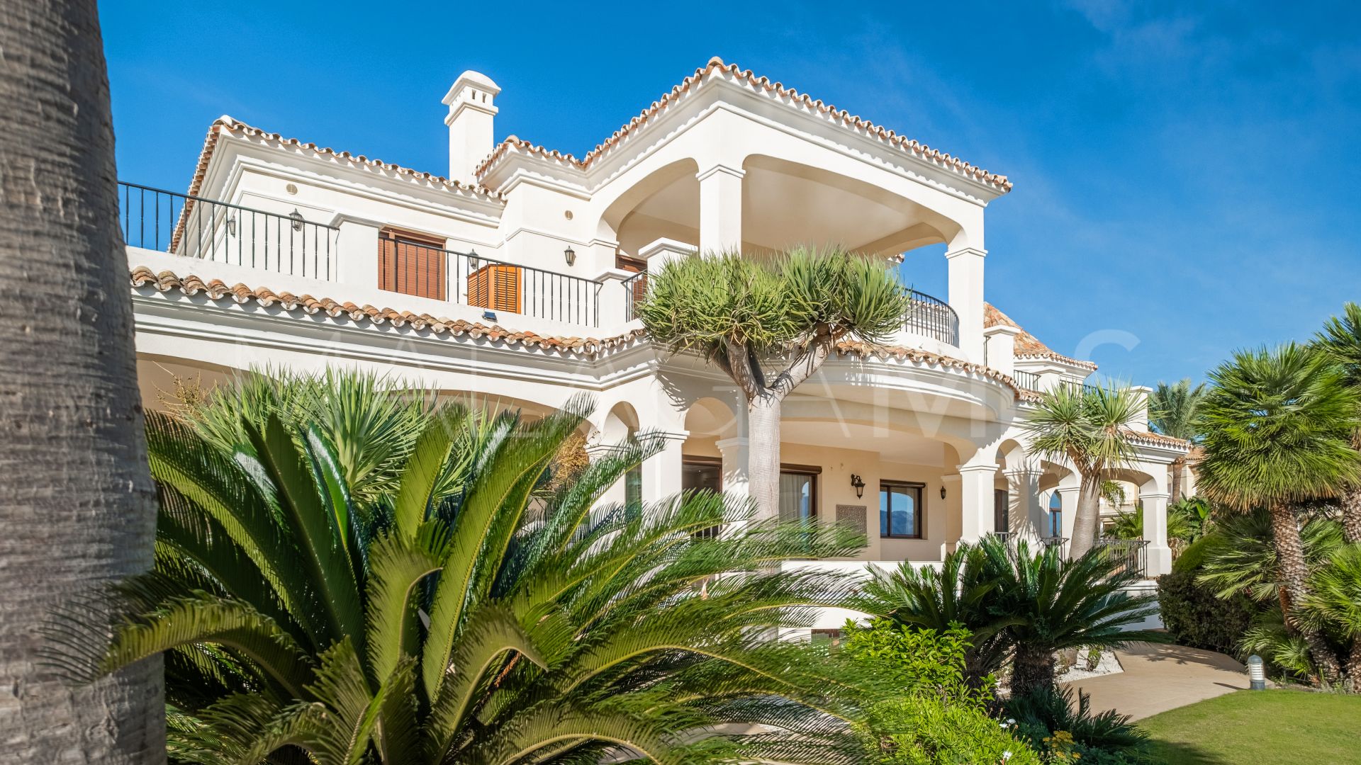 Villa for sale in Altos del Paraiso