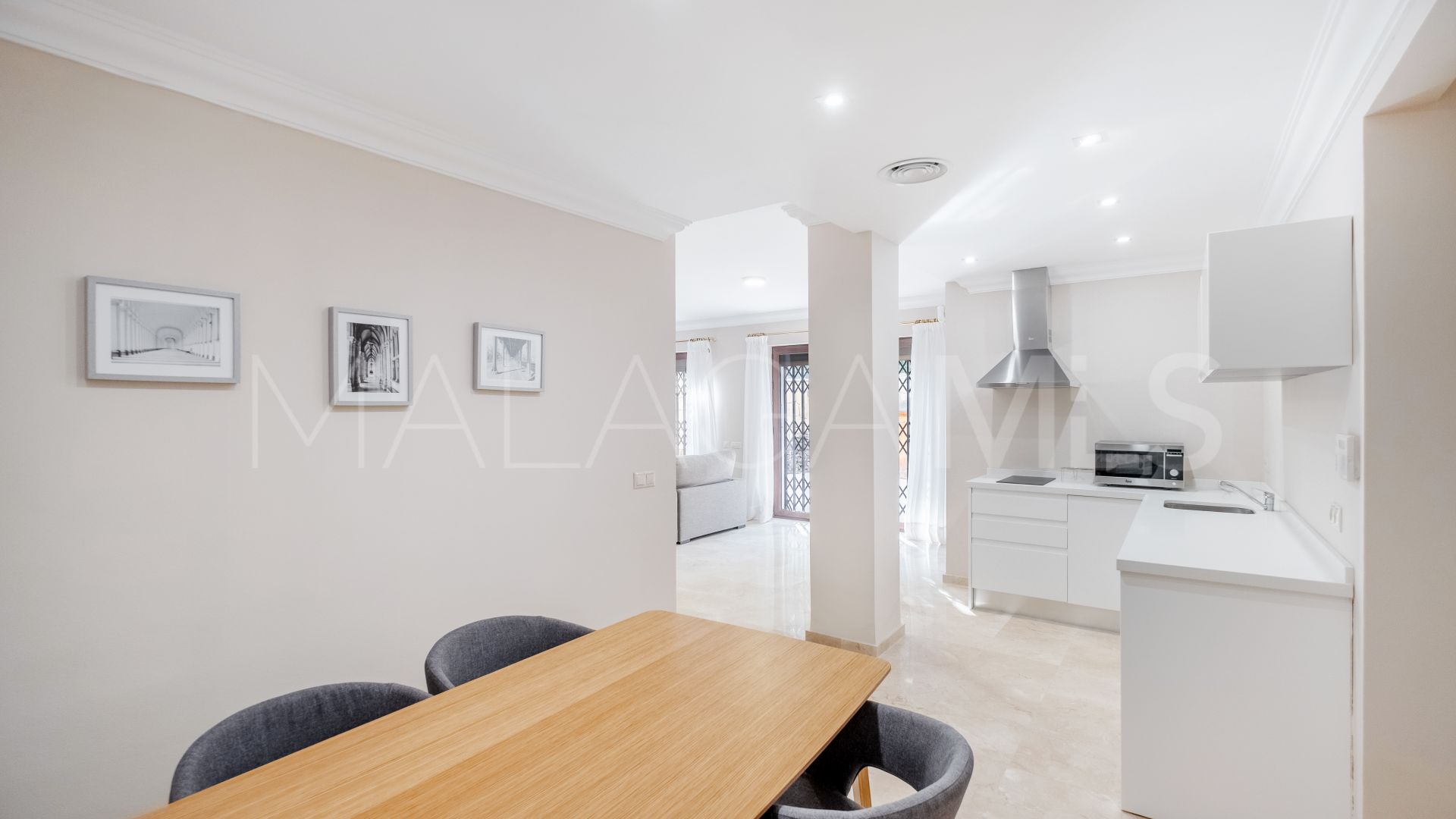 Villa for sale in Altos del Paraiso