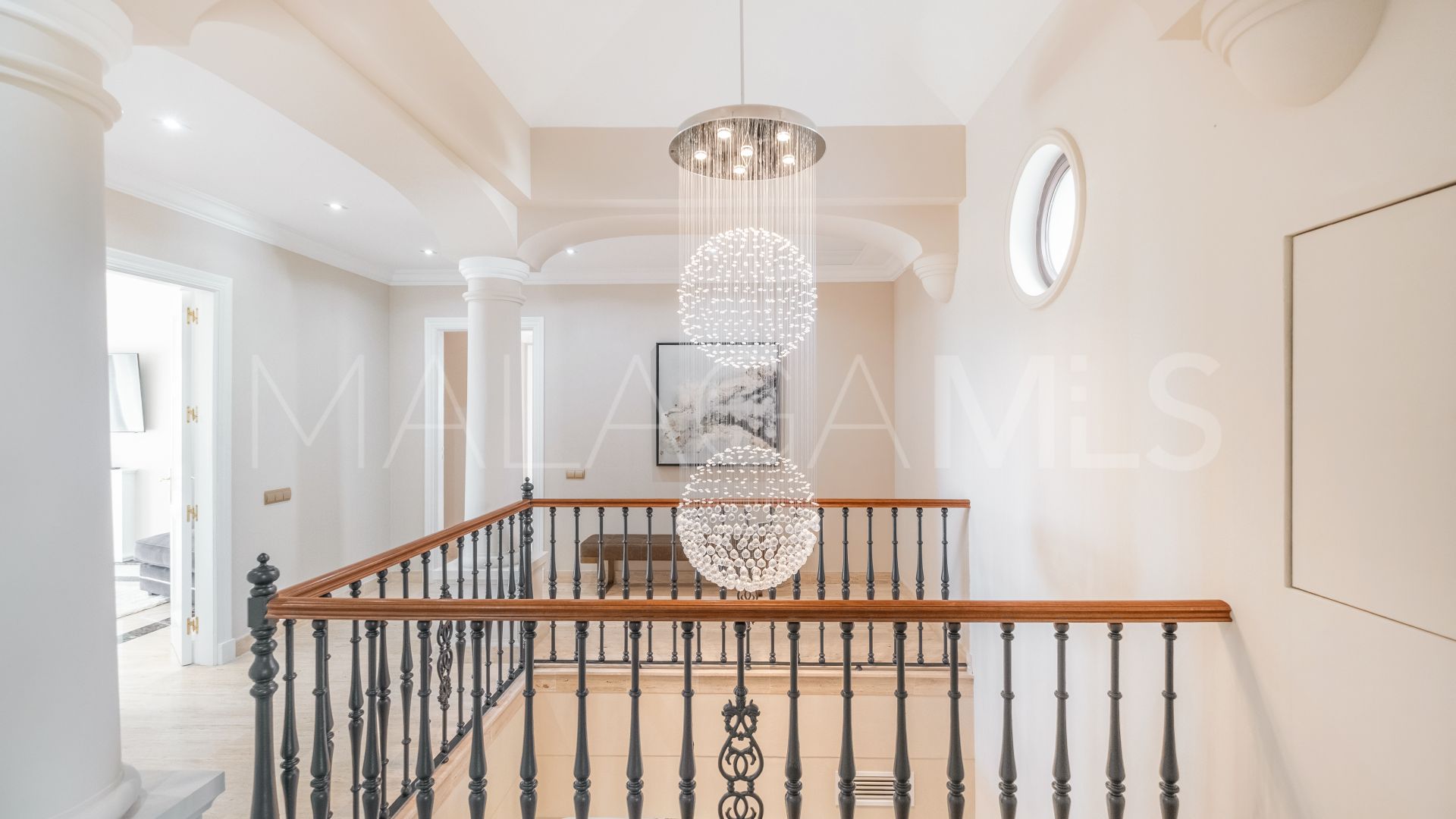 Villa for sale in Altos del Paraiso