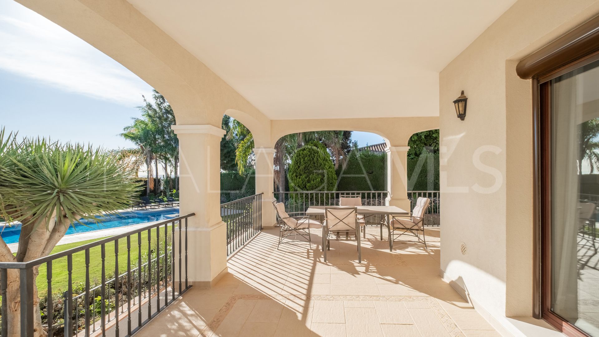 Villa for sale in Altos del Paraiso