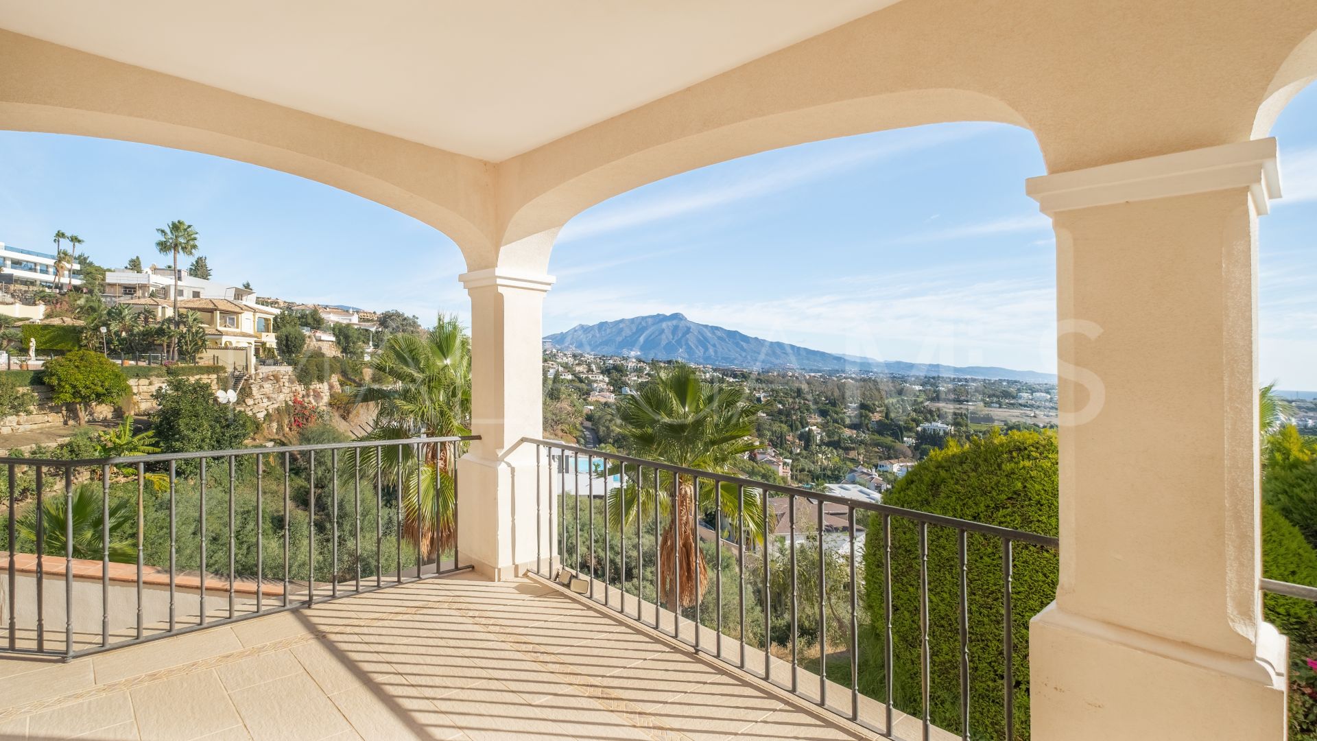 Villa for sale in Altos del Paraiso