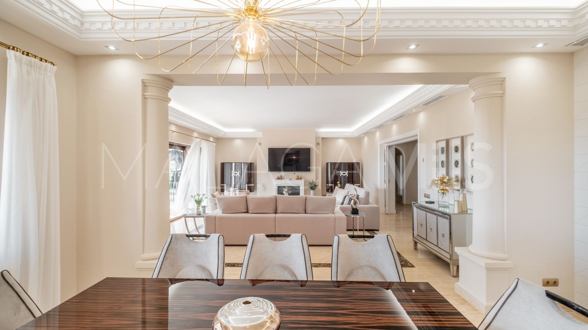 Villa for sale in Altos del Paraiso