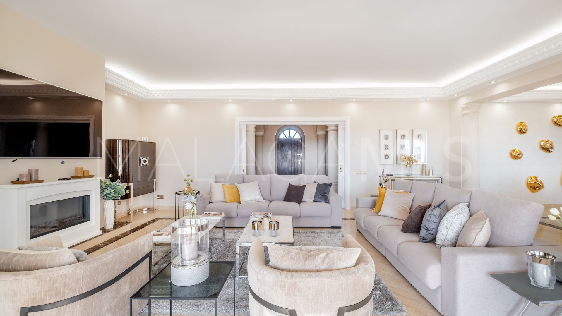 Villa for sale in Altos del Paraiso