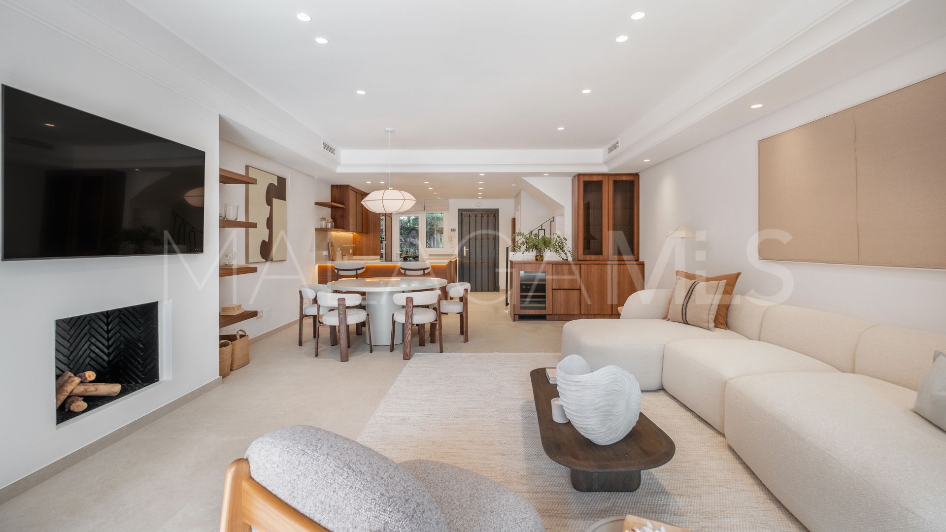 For sale town house with 4 bedrooms in Altos de Puente Romano