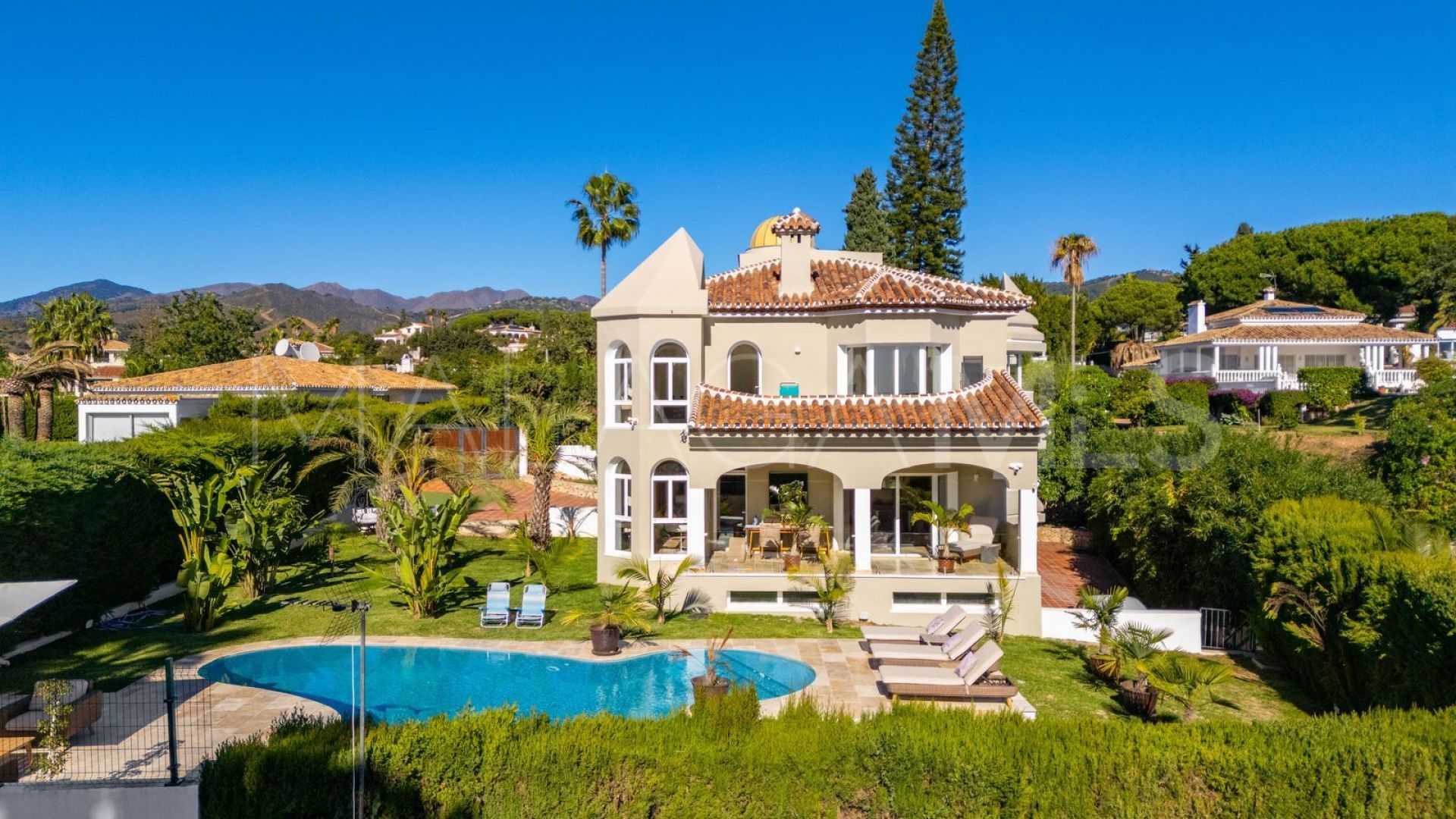 Villa for sale in Elviria