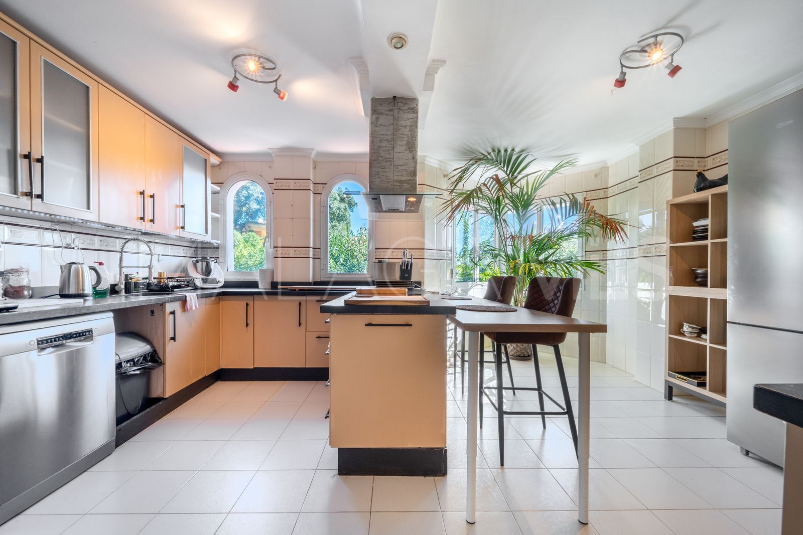 Villa for sale in Elviria