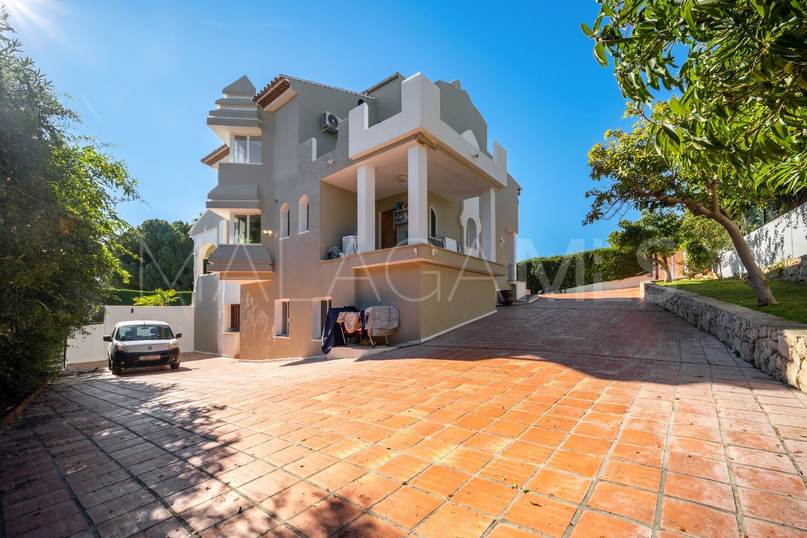 Villa for sale in Elviria