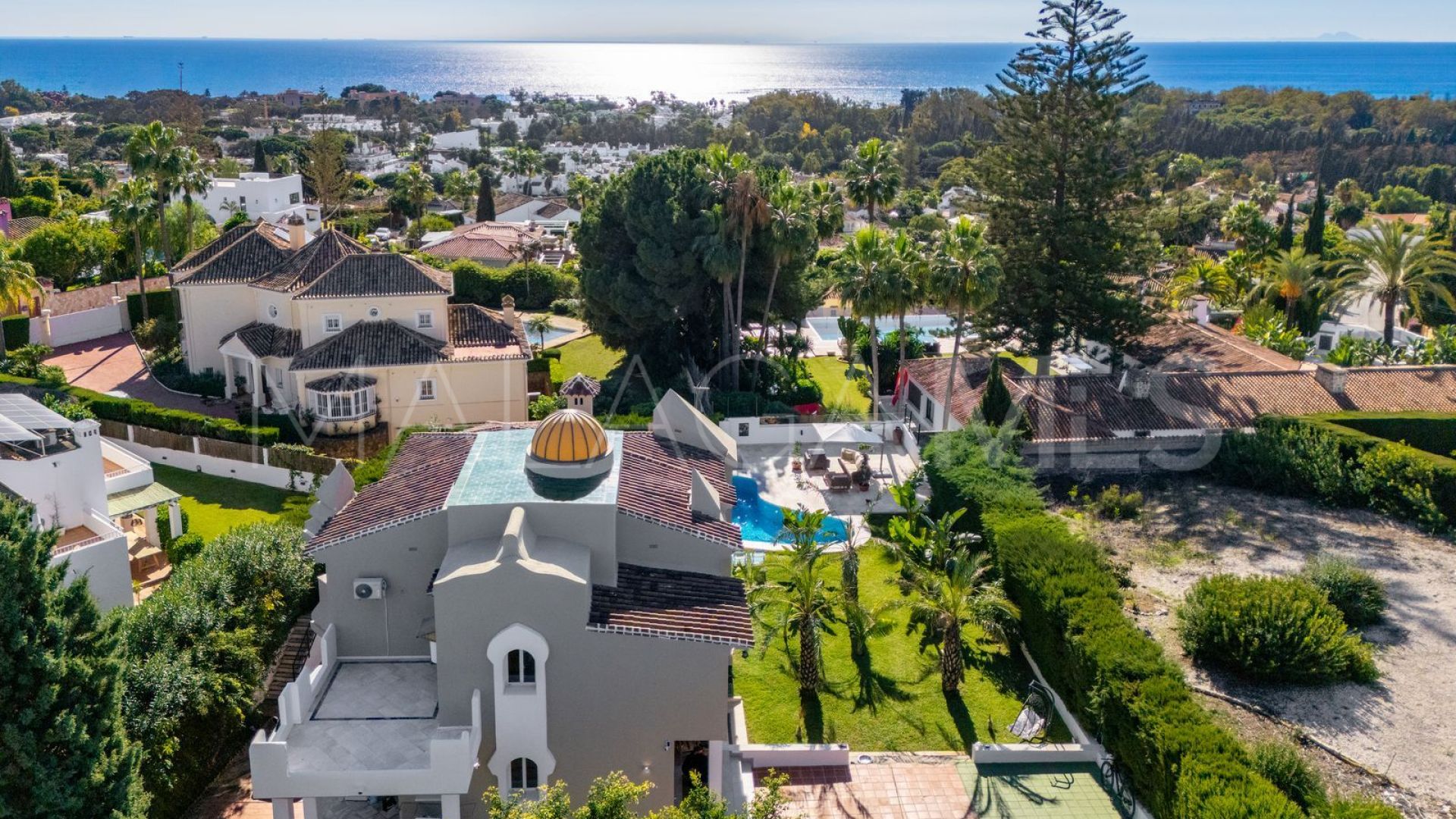 Villa for sale in Elviria