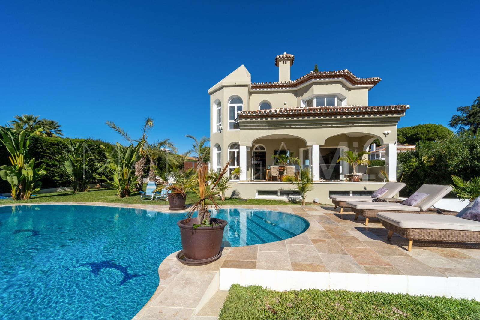 Villa for sale in Elviria