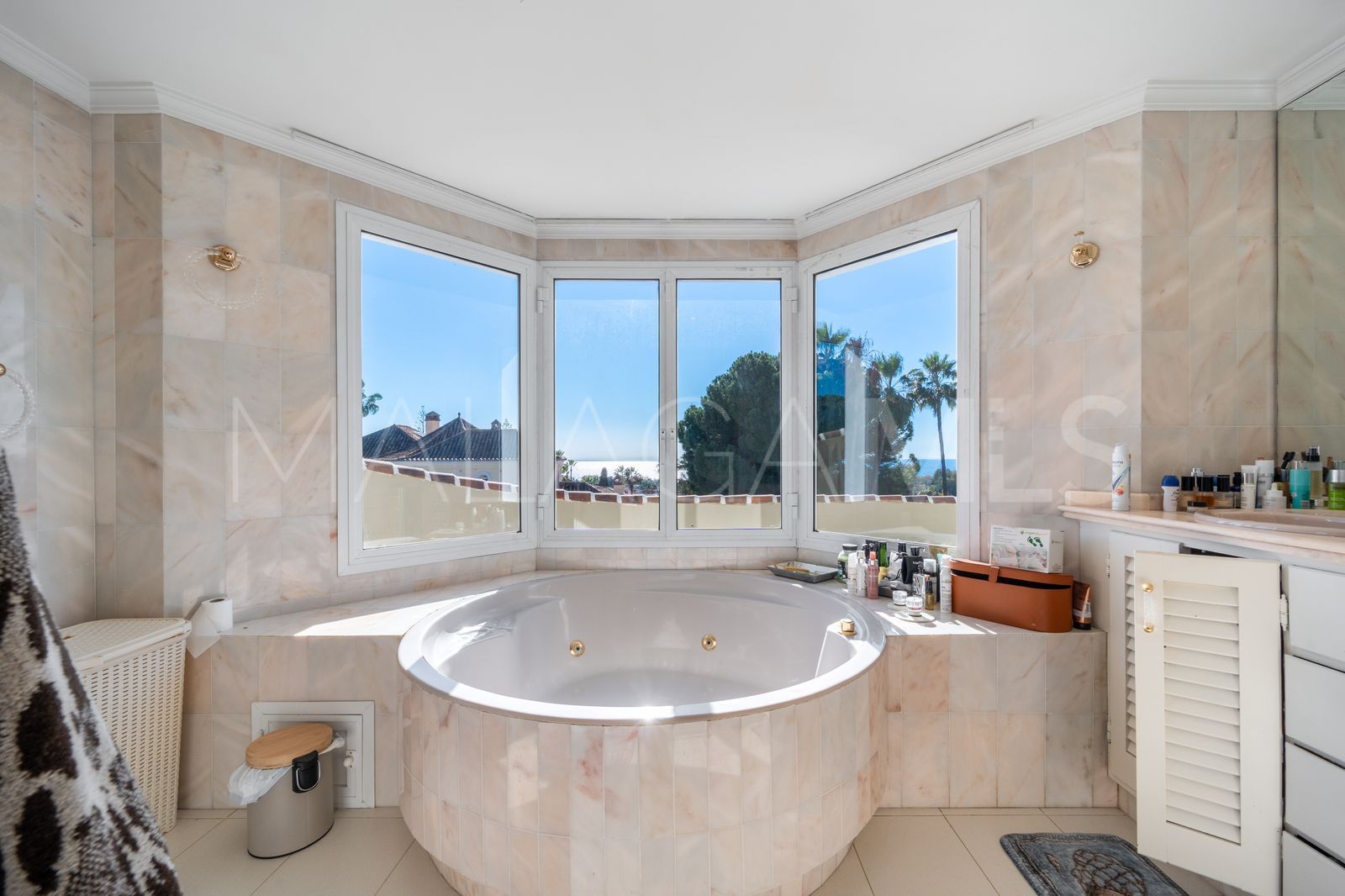 Villa for sale in Elviria