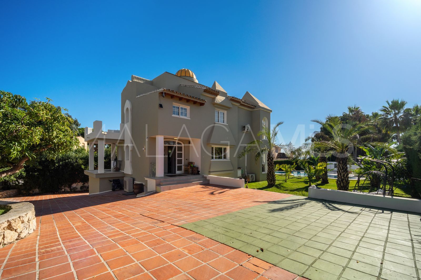 Villa for sale in Elviria