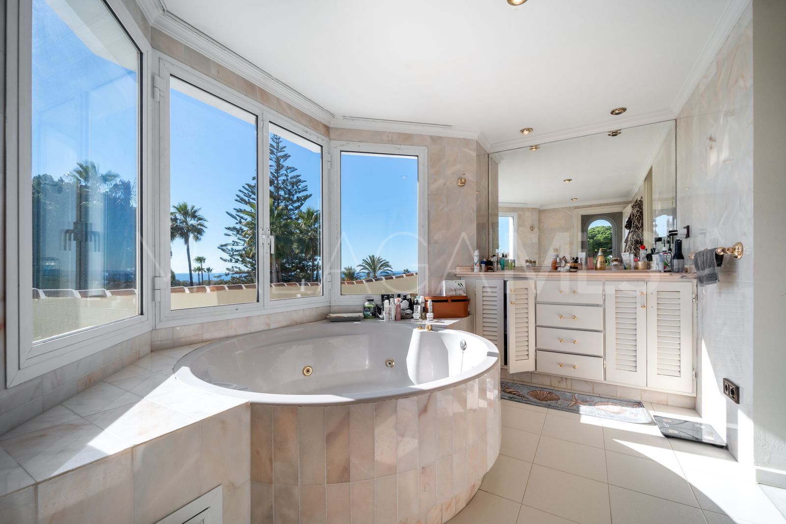 Villa for sale in Elviria