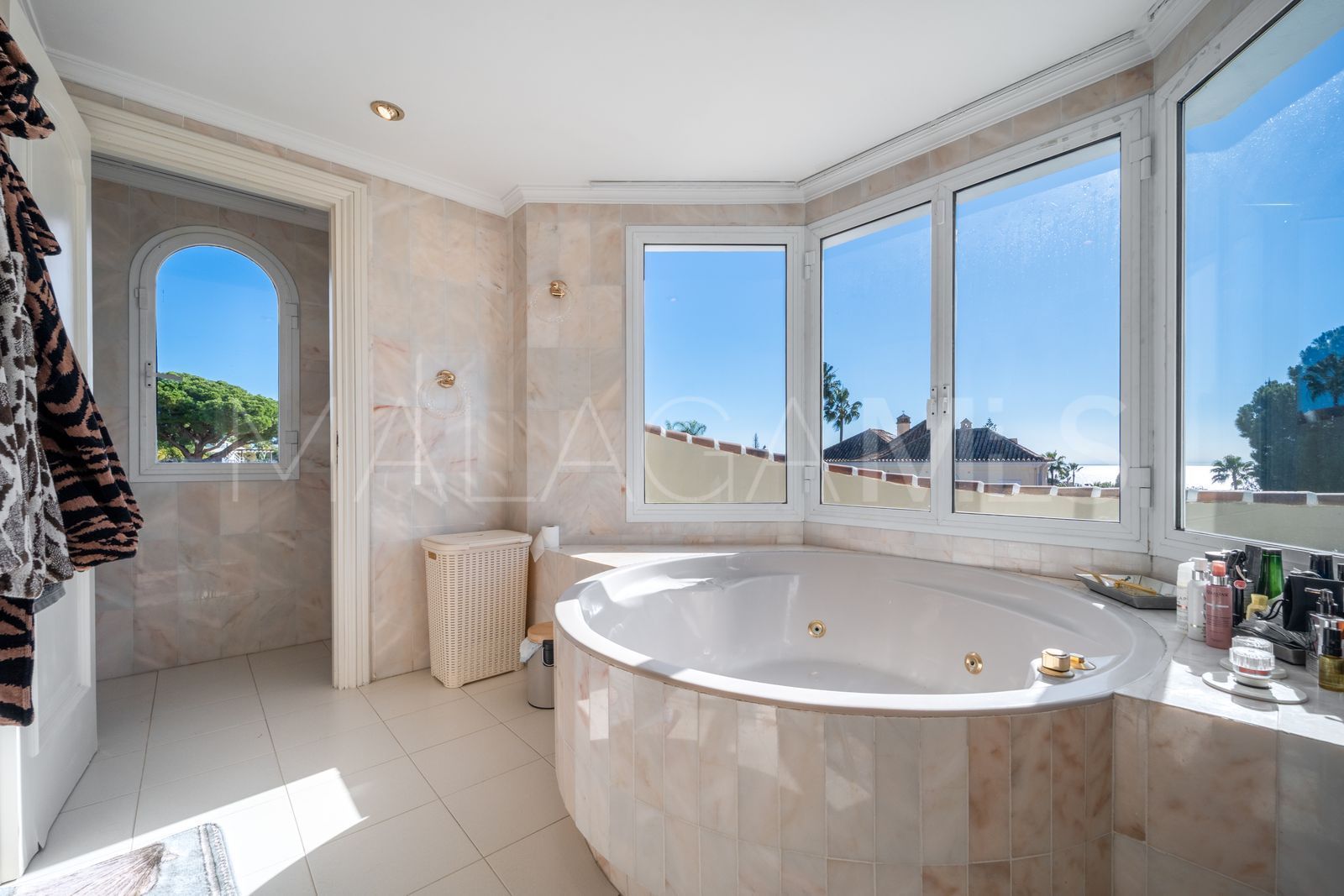 Villa for sale in Elviria