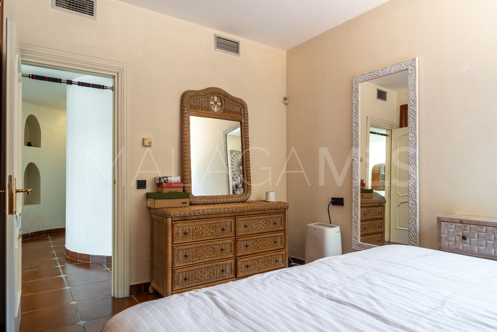 Villa for sale in Elviria