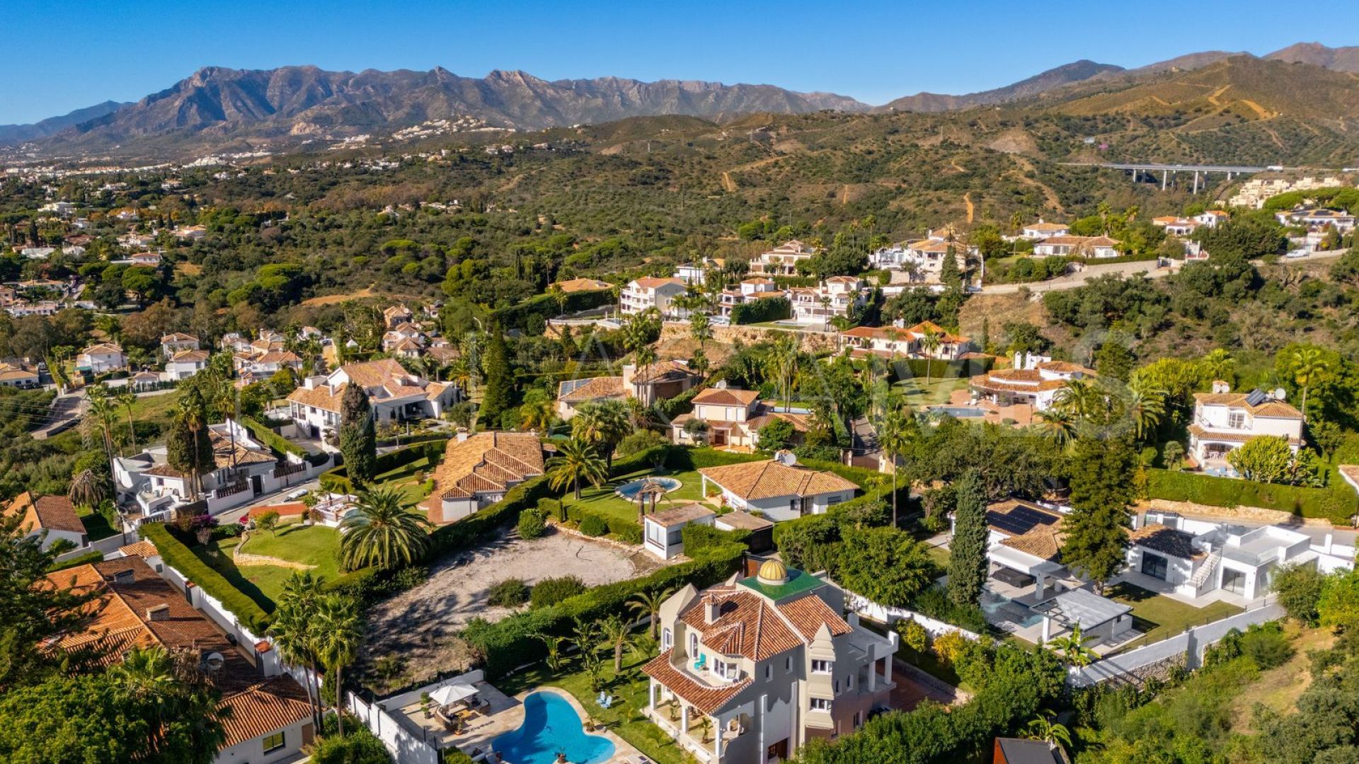 Villa for sale in Elviria