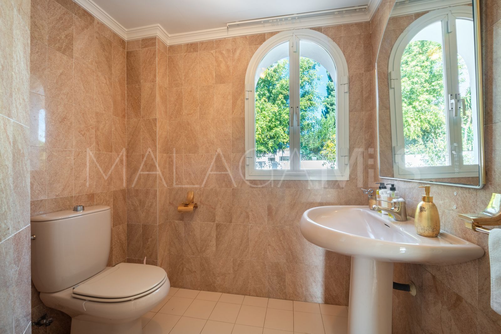 Villa for sale in Elviria