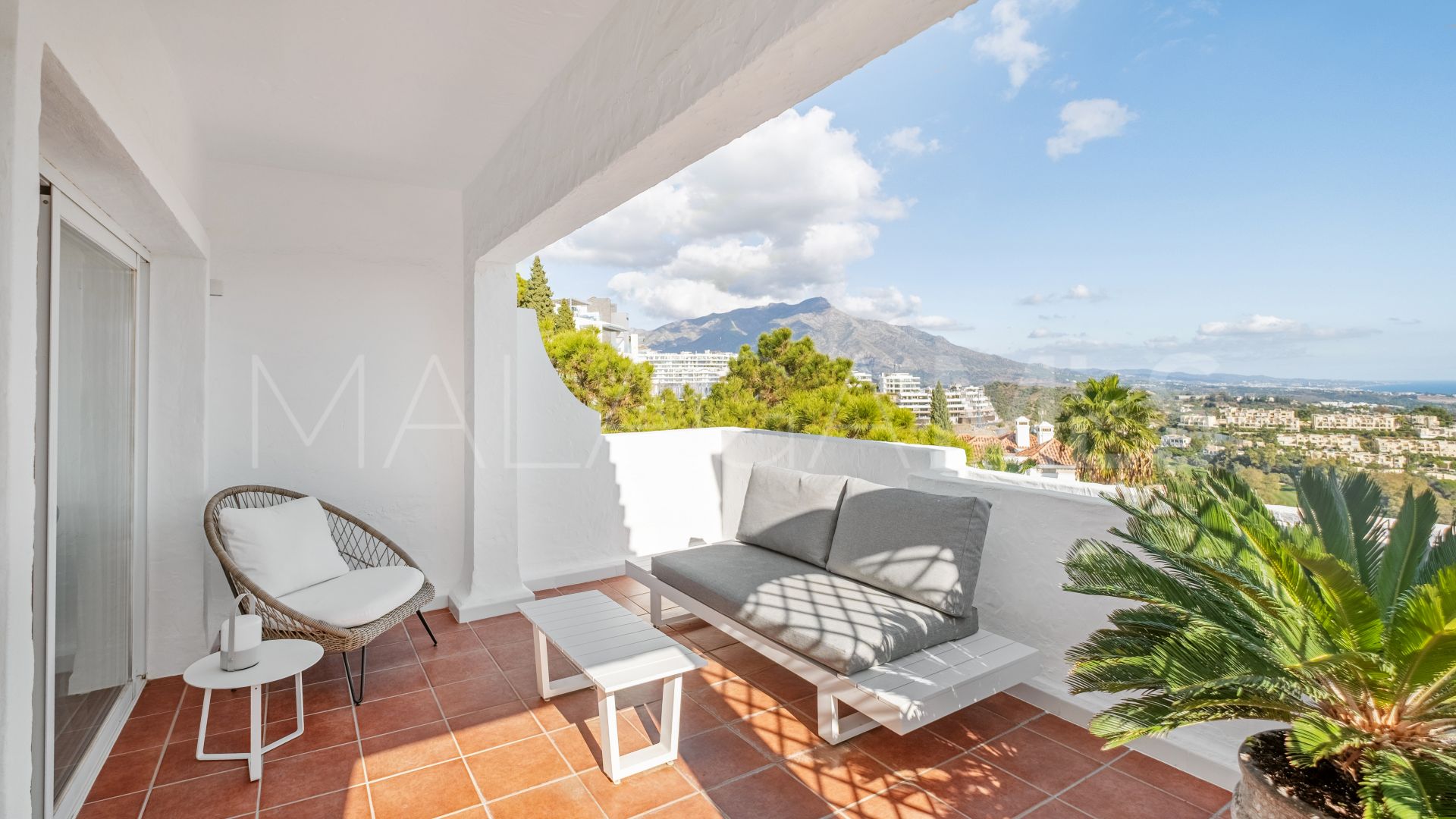 Zweistöckiges penthouse for sale in Las Colinas de Marbella