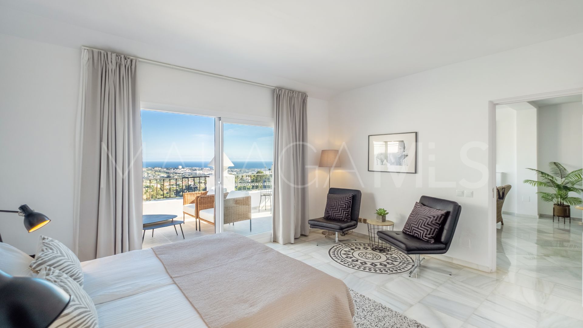 Zweistöckiges penthouse for sale in Las Colinas de Marbella