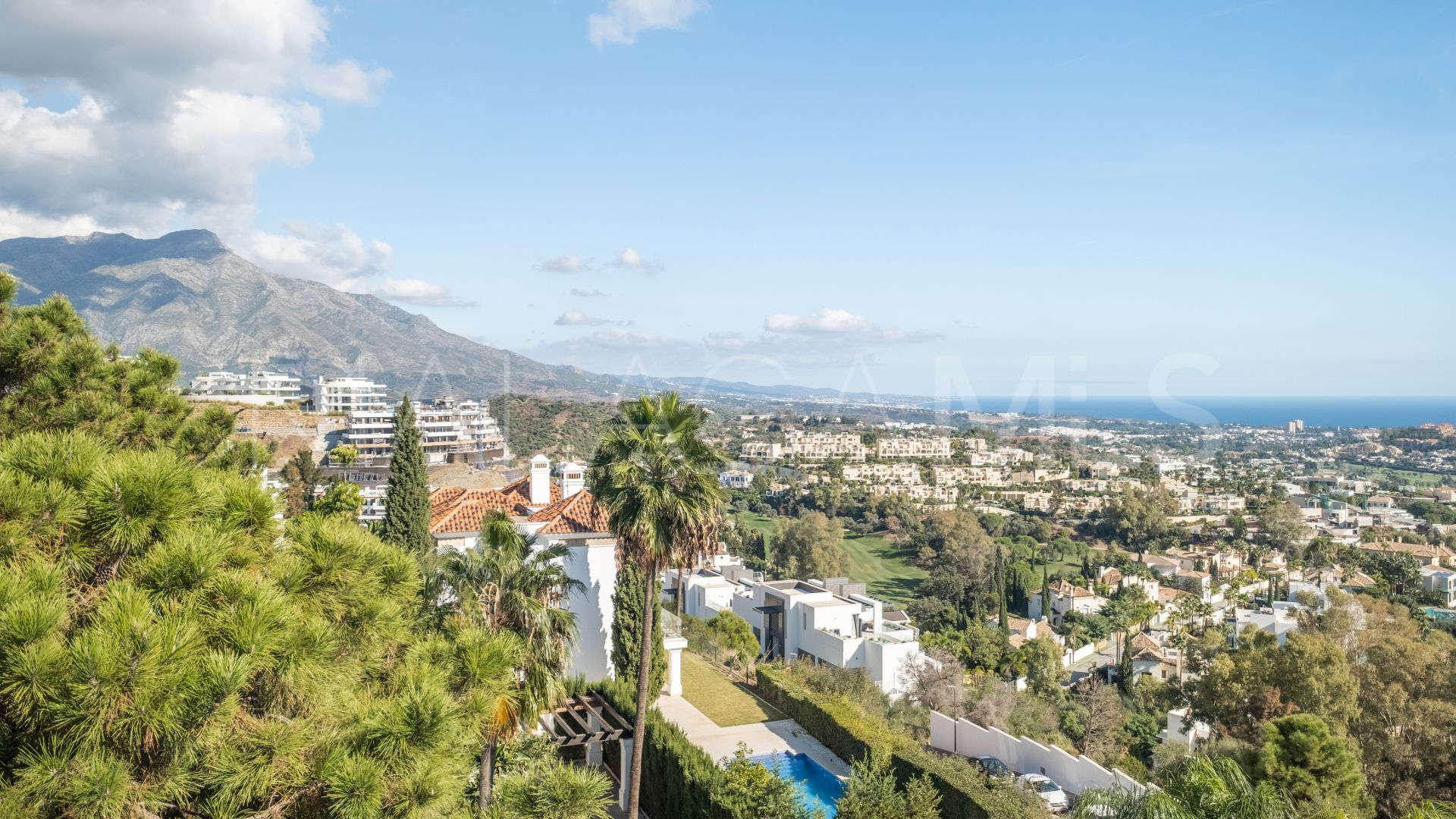 Zweistöckiges penthouse for sale in Las Colinas de Marbella