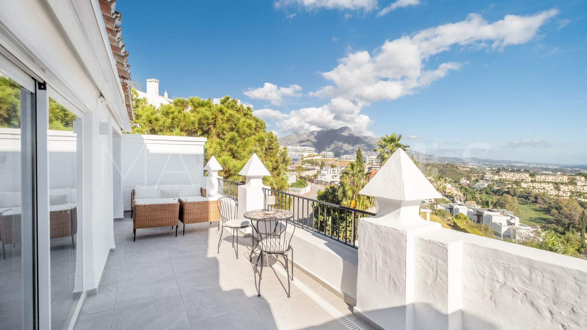 Zweistöckiges penthouse for sale in Las Colinas de Marbella