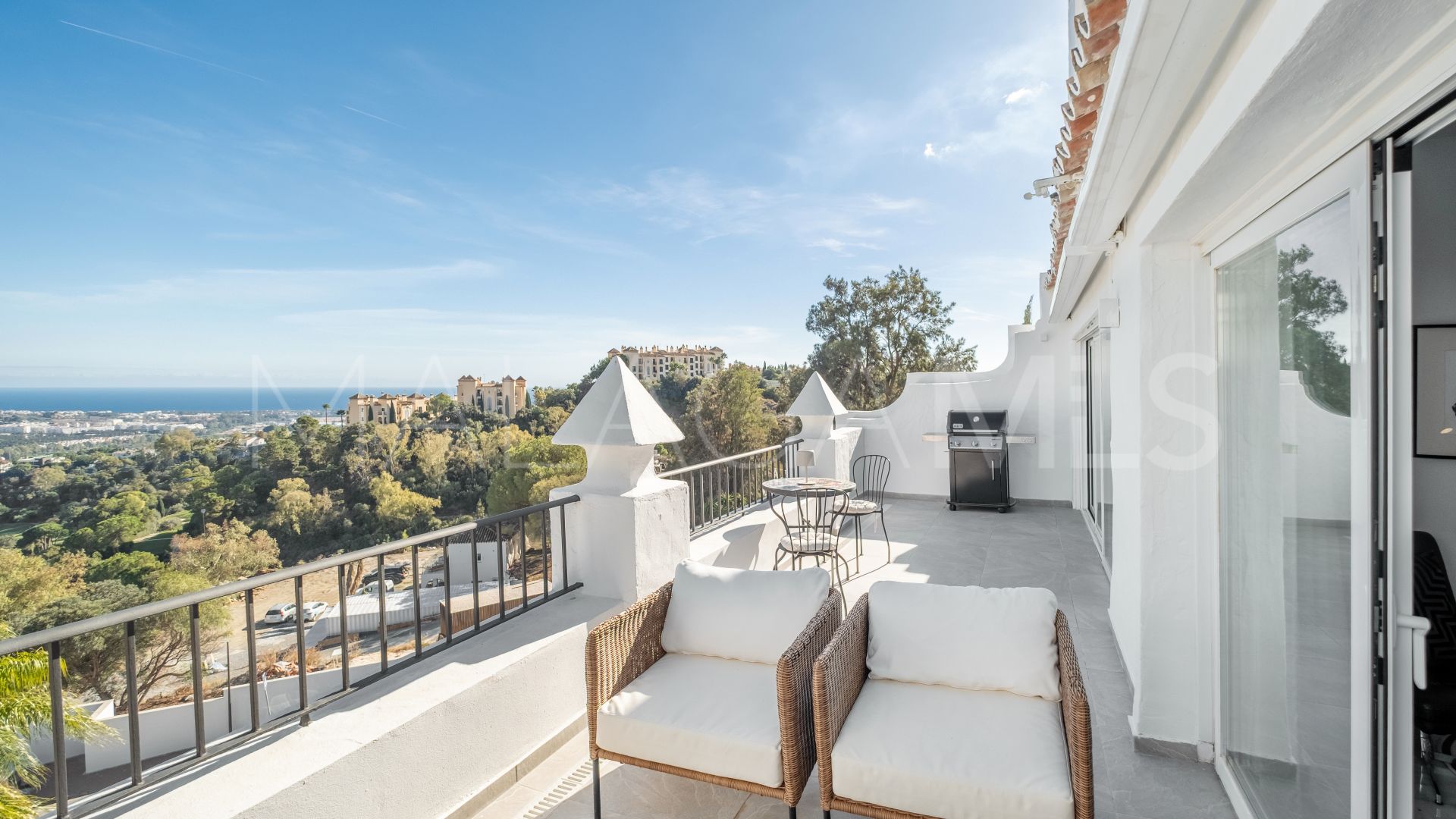 Zweistöckiges penthouse for sale in Las Colinas de Marbella