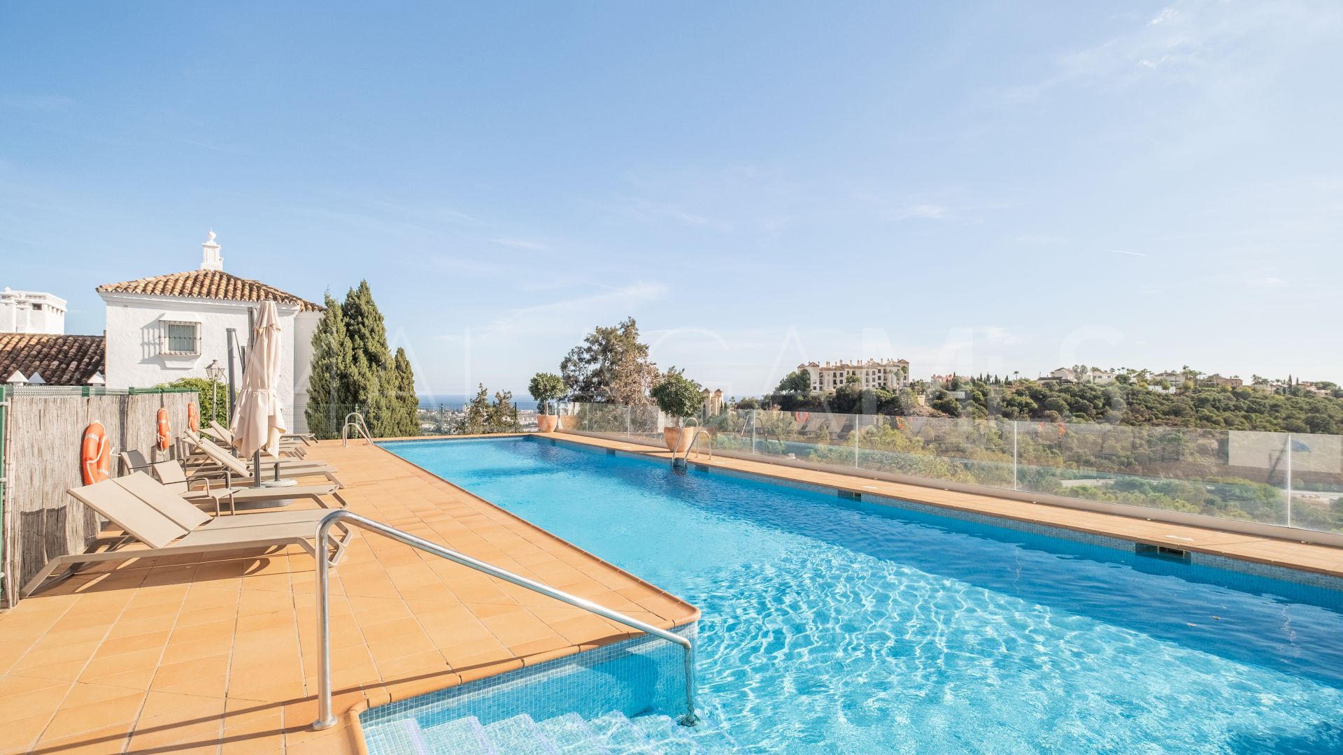 Zweistöckiges penthouse for sale in Las Colinas de Marbella