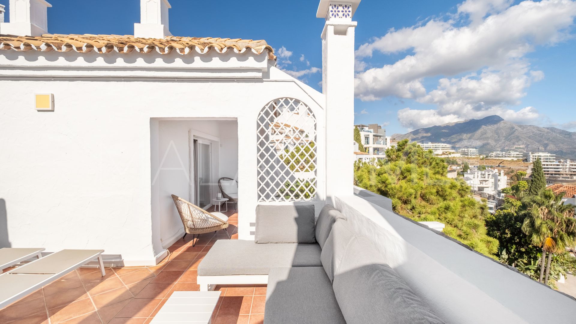 Zweistöckiges penthouse for sale in Las Colinas de Marbella
