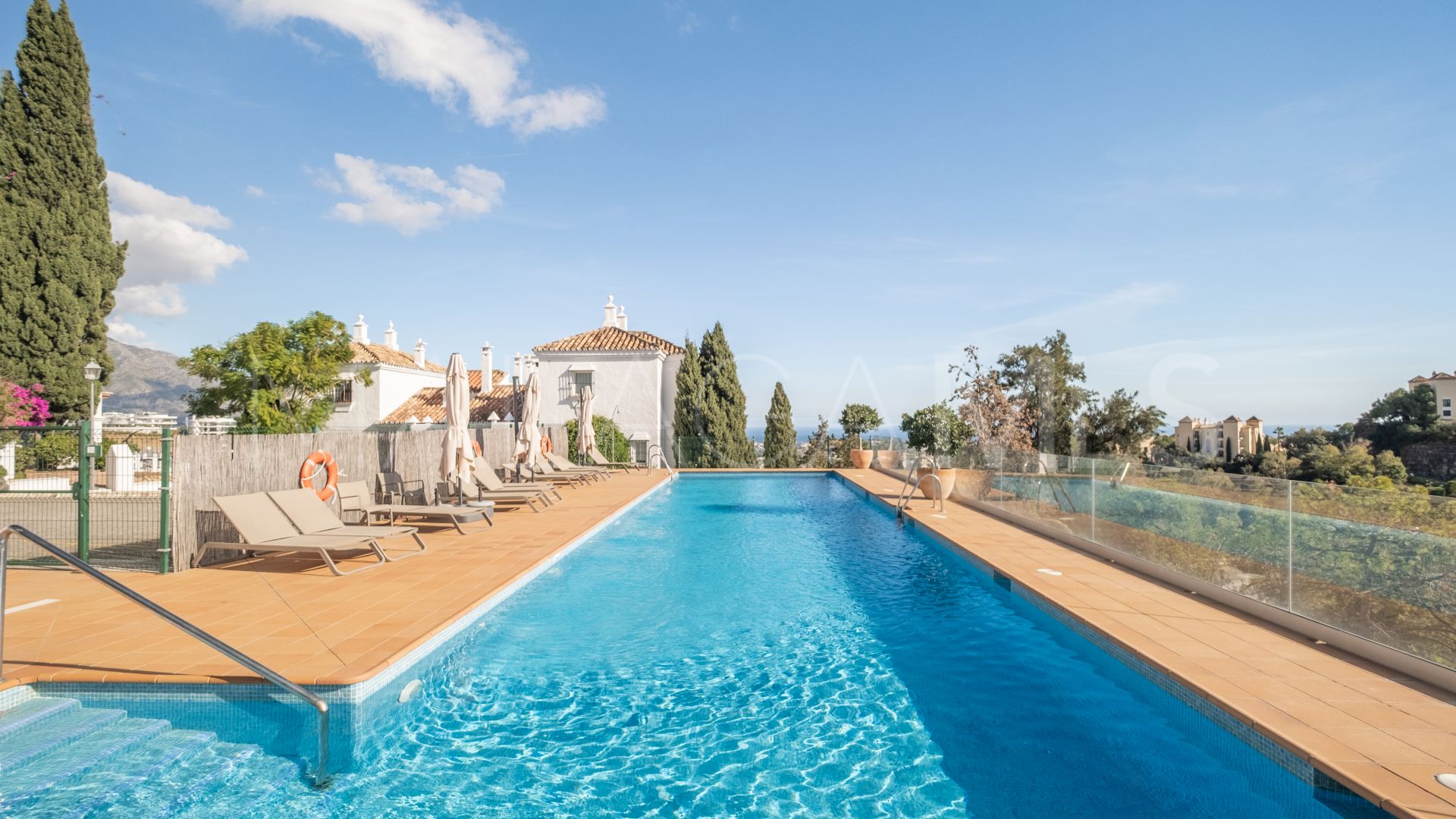 Zweistöckiges penthouse for sale in Las Colinas de Marbella