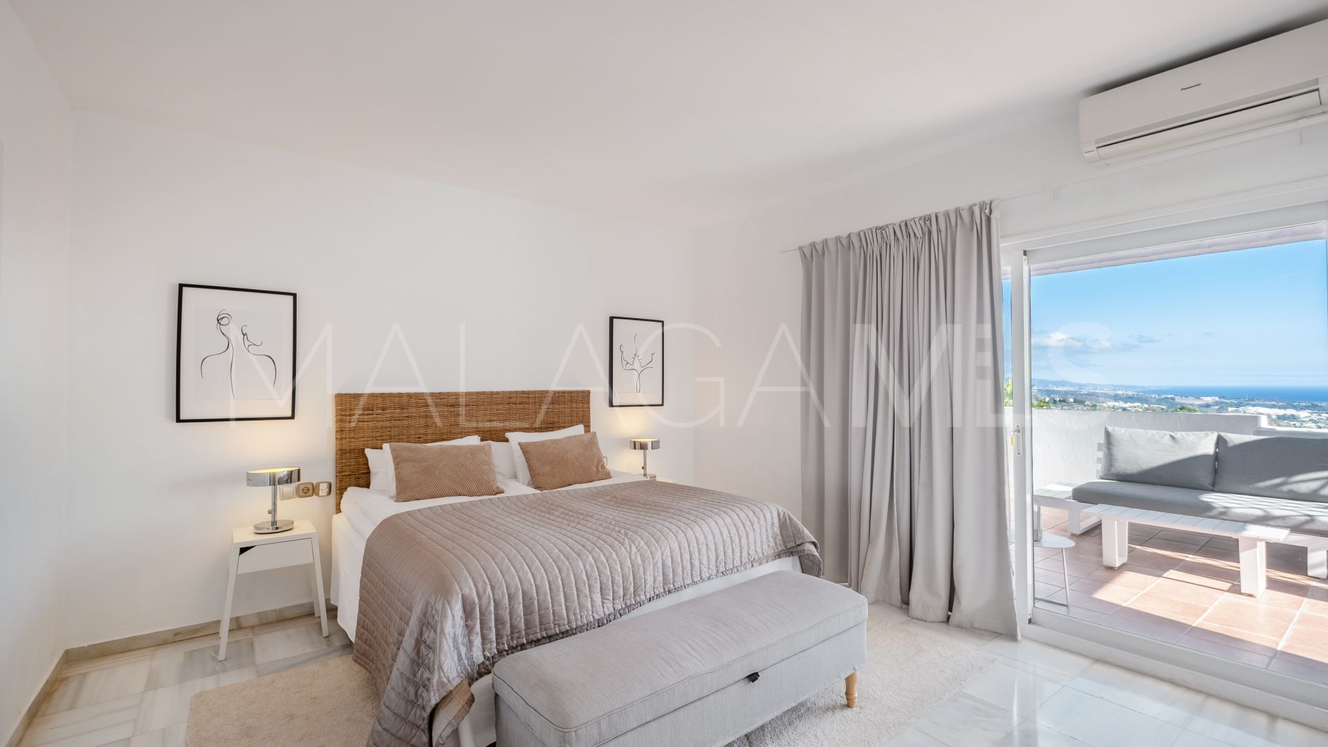 Zweistöckiges penthouse for sale in Las Colinas de Marbella