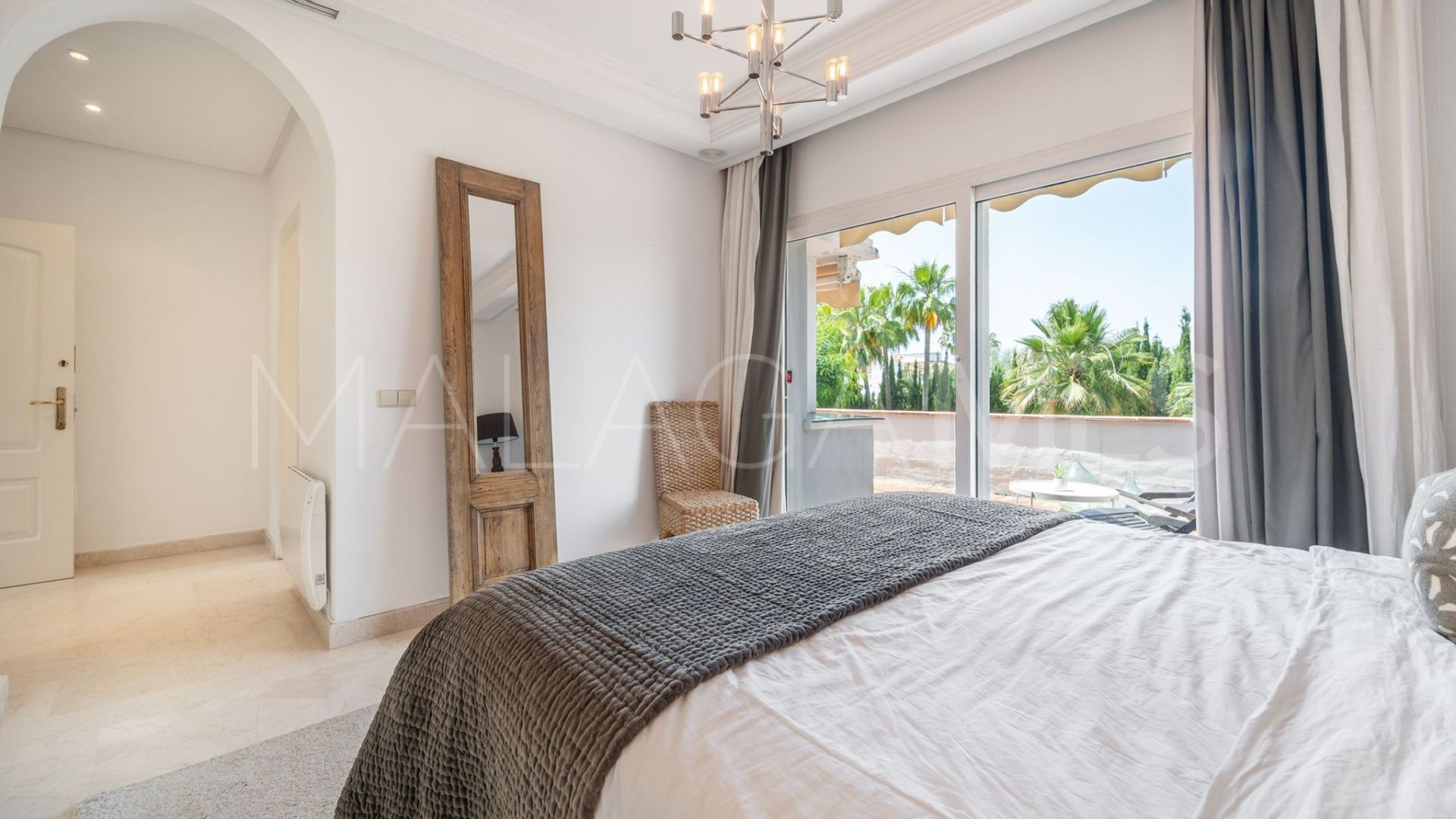 Villa for sale in Nueva Andalucia