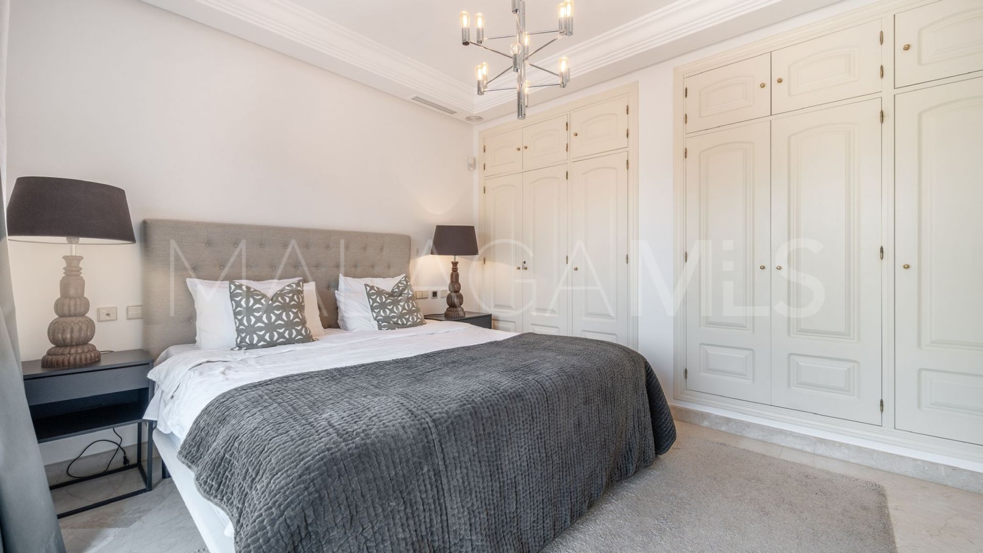 Villa for sale in Nueva Andalucia