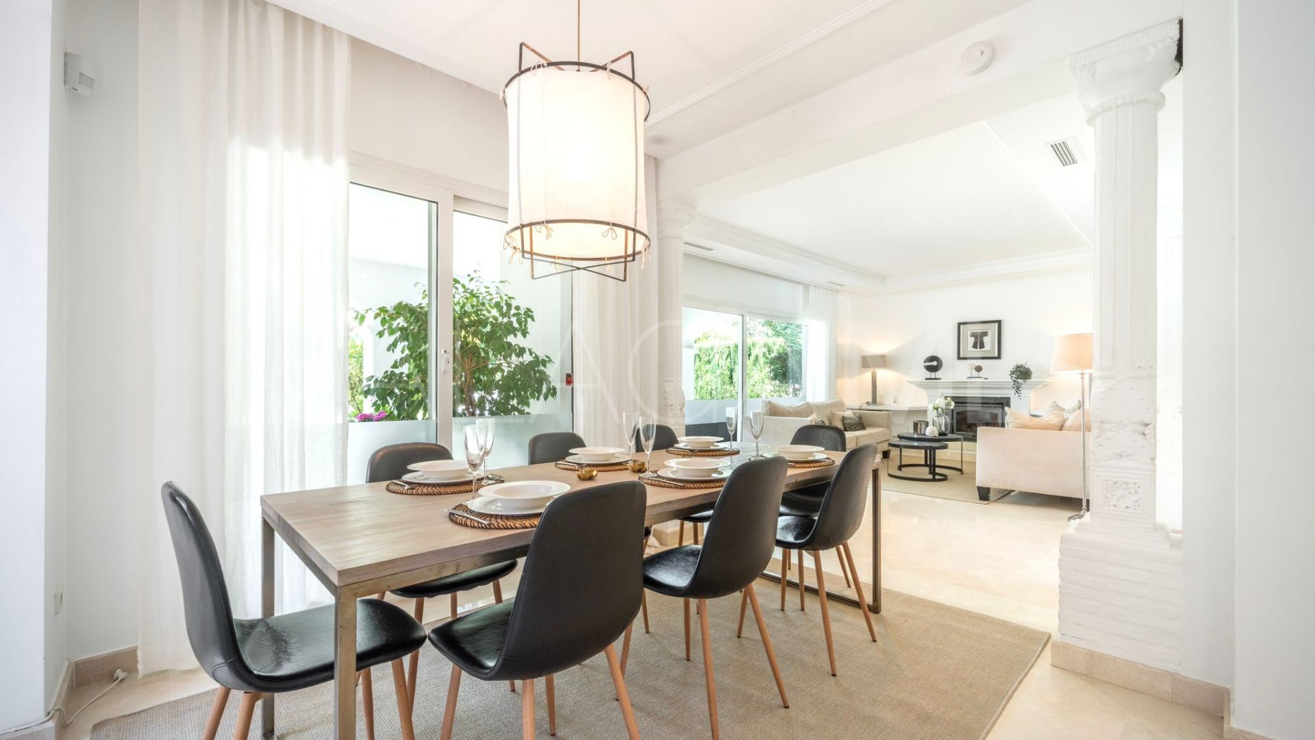 Villa for sale in Nueva Andalucia