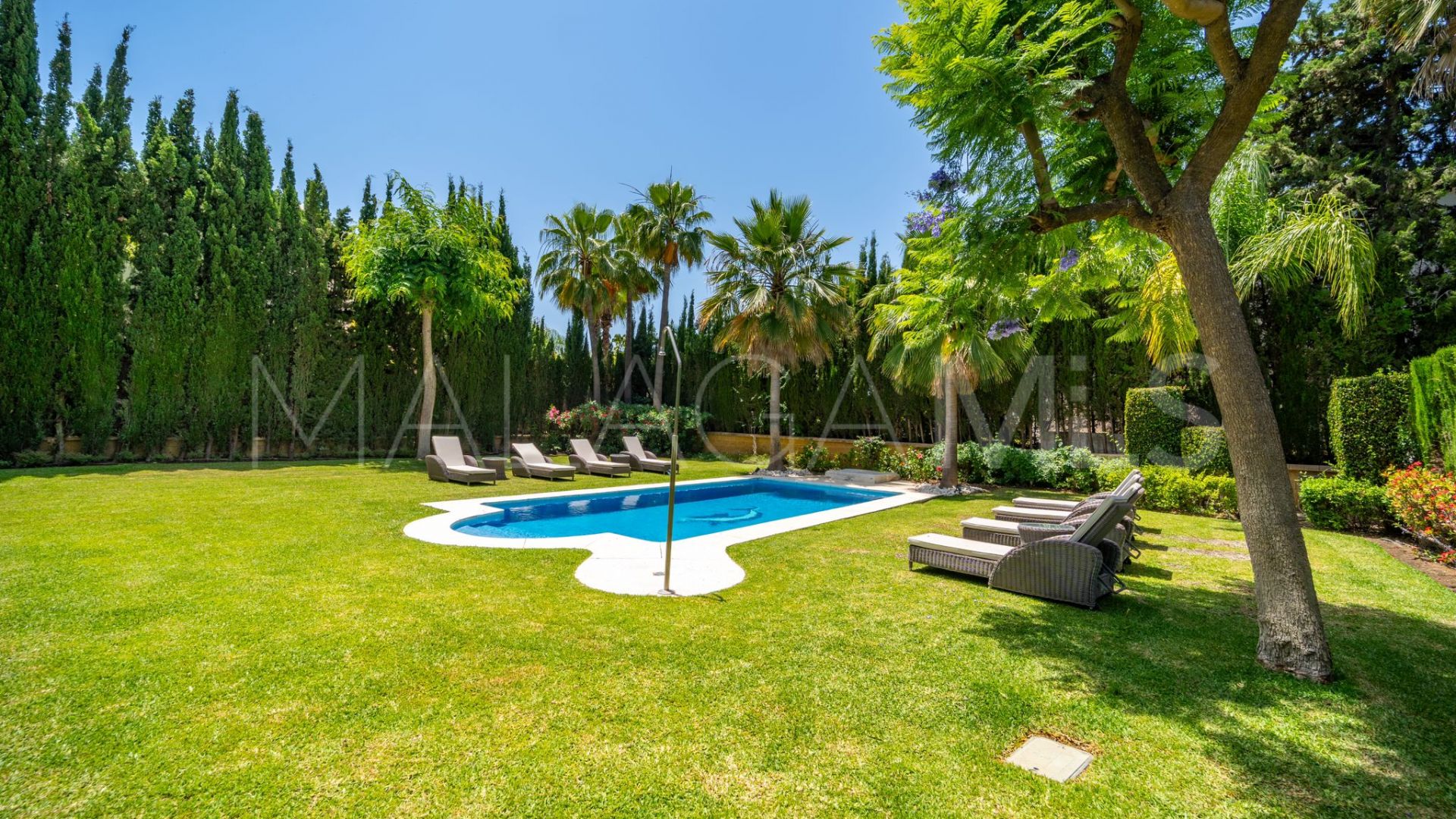 Villa for sale in Nueva Andalucia