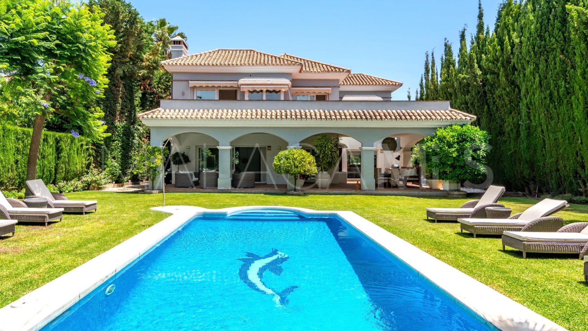 Villa for sale in Nueva Andalucia