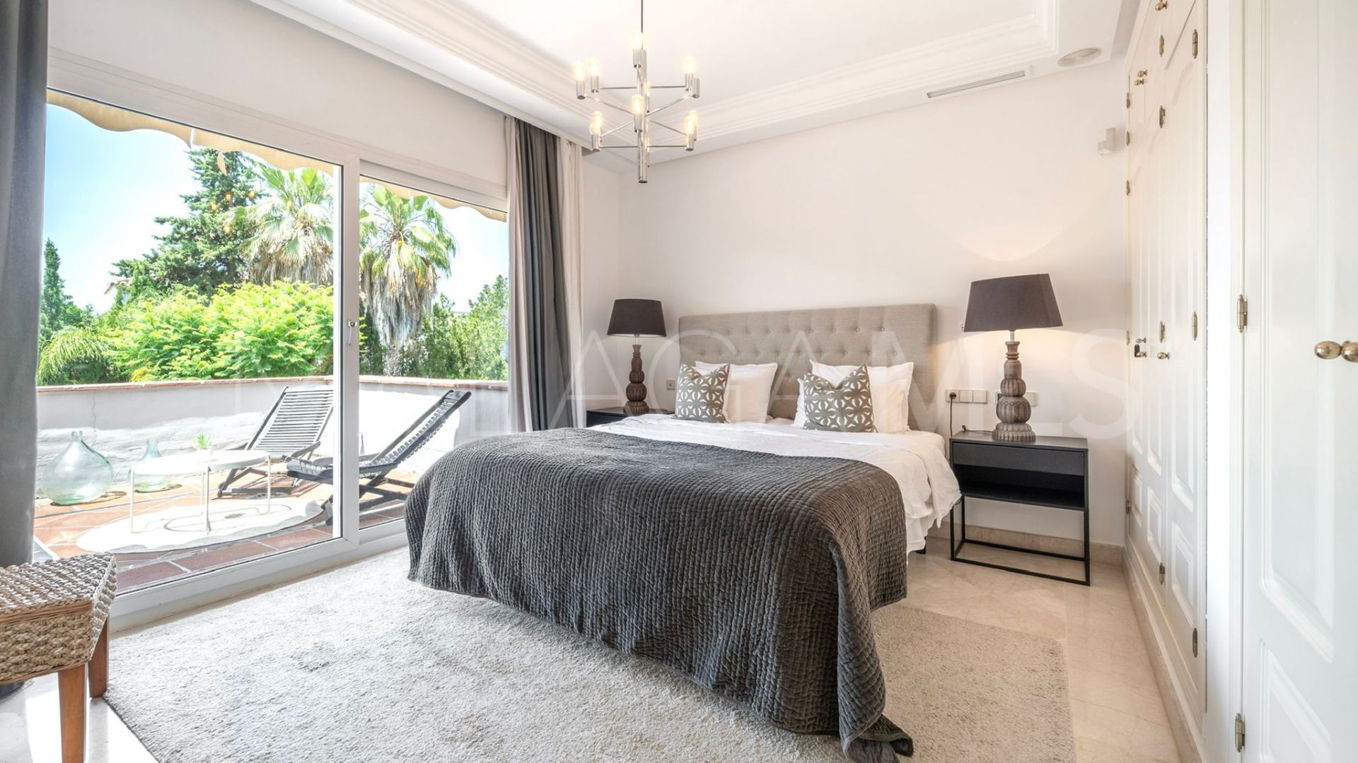 Villa for sale in Nueva Andalucia