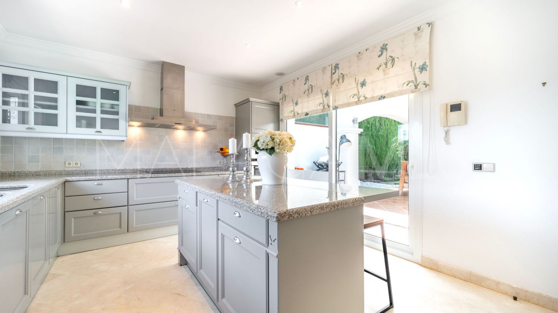 Villa for sale in Nueva Andalucia