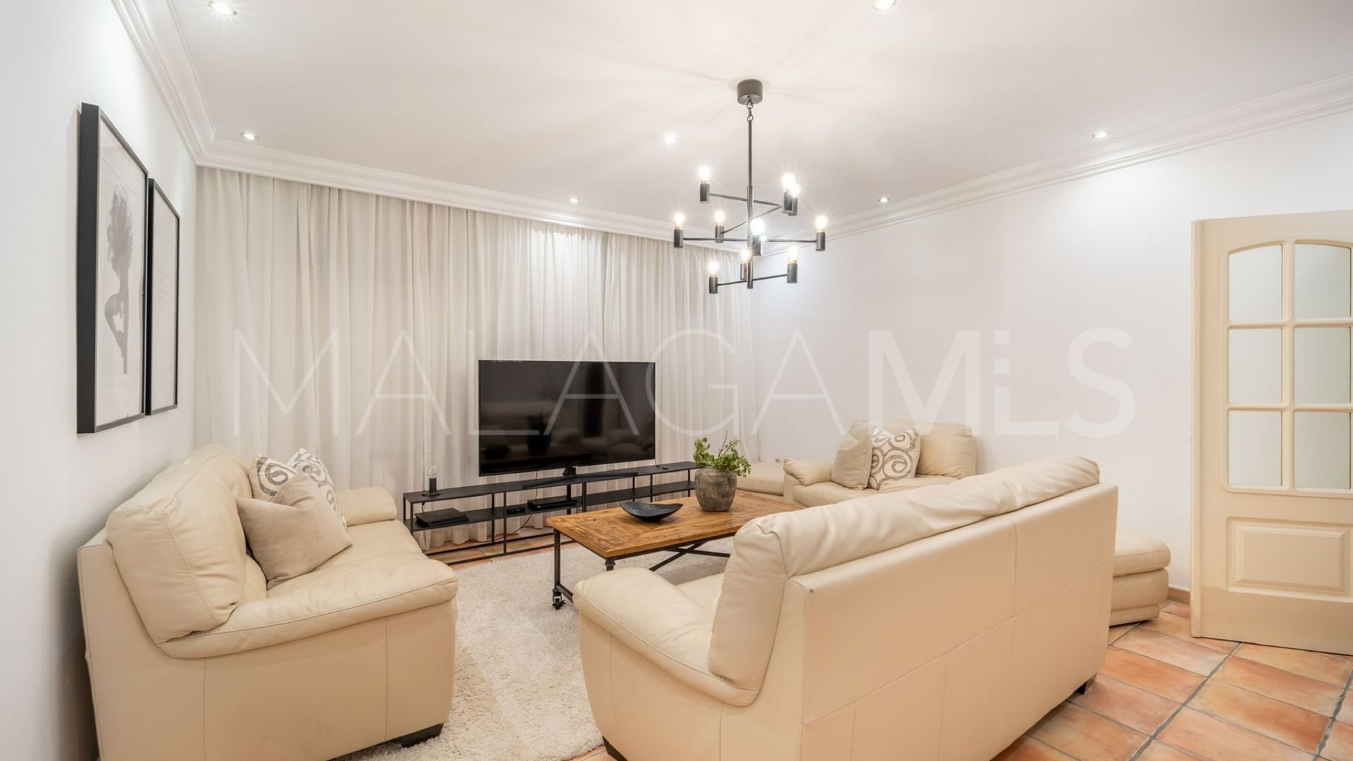 Villa for sale in Nueva Andalucia