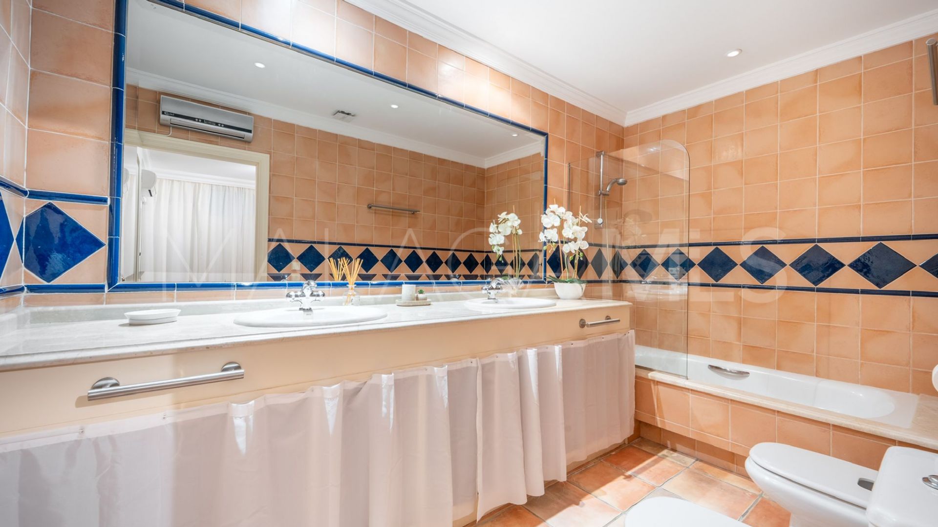 Villa for sale in Nueva Andalucia