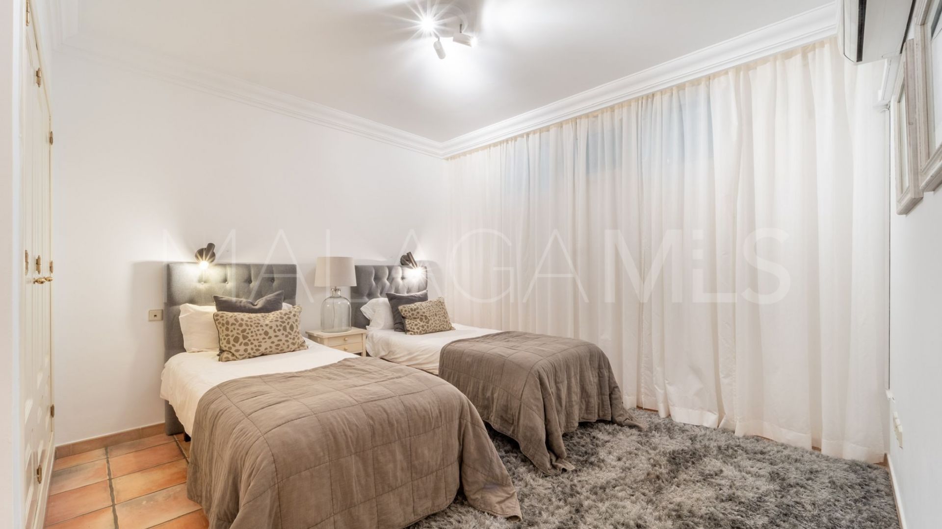 Villa for sale in Nueva Andalucia