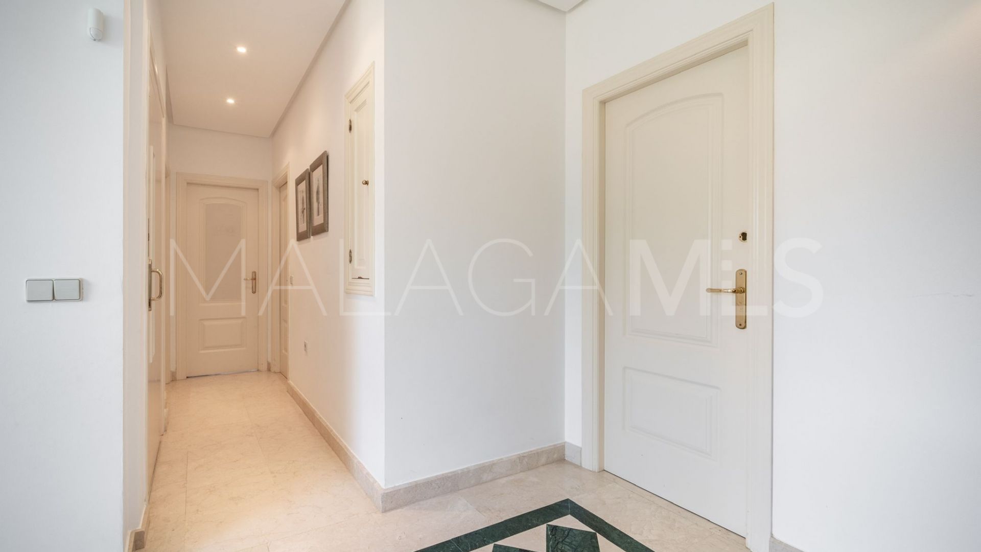 Villa for sale in Nueva Andalucia